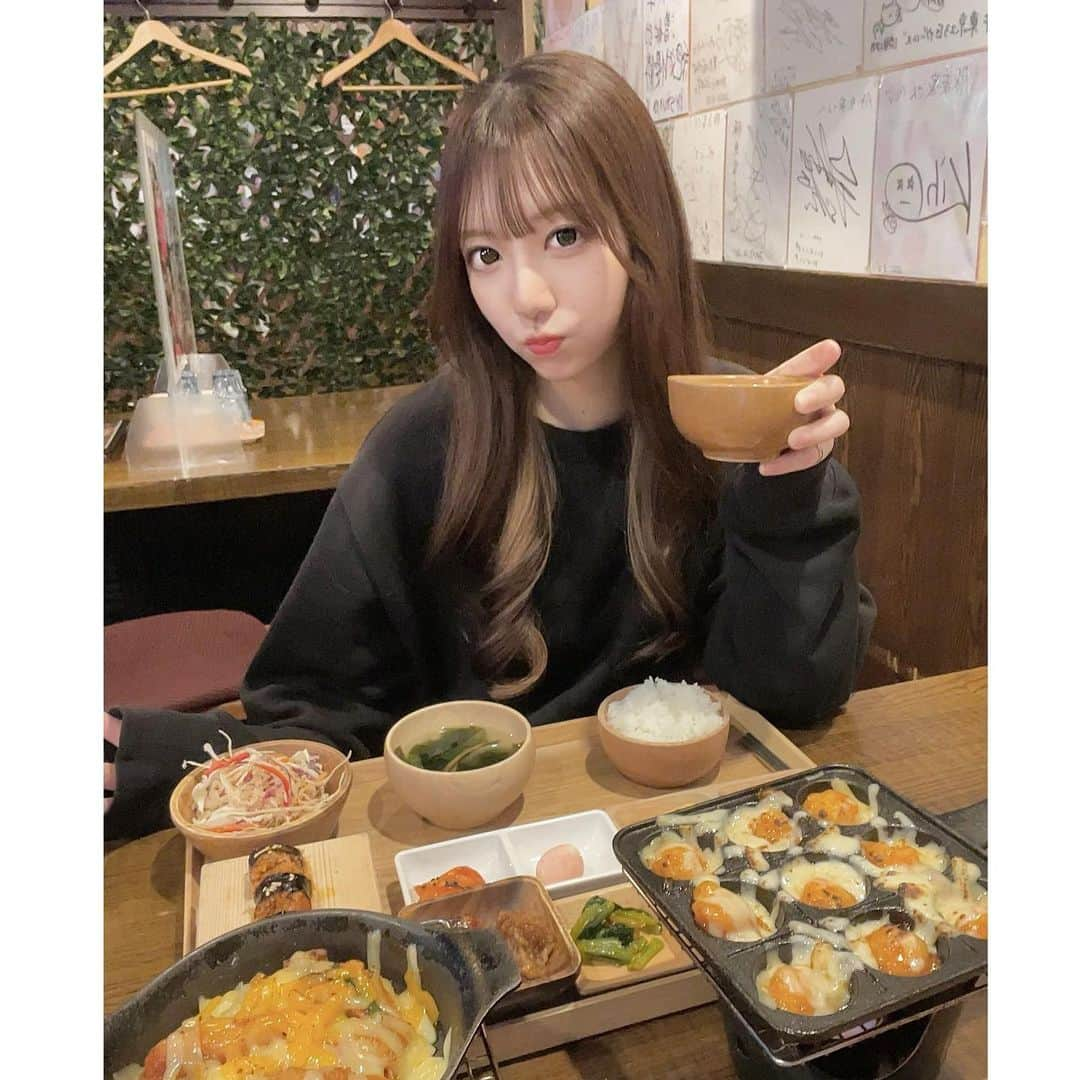 川本愛彩さんのインスタグラム写真 - (川本愛彩Instagram)「. 皆さんは辛いもの好きですか？🌶 私は週3で韓国料理食べたい派🙋‍♀️ なので新大久保から徒歩4分 #トヌガ にて 韓国料理を食べてきました😋  新大久保といったら人が多いイメージがあると思いますが トヌガは大通りから外れた場所にあるので隠れ家的、穴場です😏‪‪♡⃛  選んだランチメニューは ・チーズタッカルビ ・エビチーズフォンデュ これが食べたかったの🥹 目の前でチーズを炙ってくれて エビとチーズが絡まってこれはやみつき🤤  韓国料理にはやっぱ生マッコリでしょ.ᐟ.ᐟ 今回はランチだったけど 今度は夜ご飯として行ってみたいな♡⃛  ✨\\ここでお得情報//✨ 愛彩と、トヌガのInstagramをフォローして 来店時にフォローした画面を見せると 【ドリンク1杯無料🍻】プレゼント⸜❤︎⸝‍ (飲み放題メニューからお選びください🤲)  トヌガ ➢ @soyeon.tonuga  愛彩 ➢ @aya_s.collection   みんなも食べに行ってみて🥰 スヨンオンマ 잘 먹었습니다 🙏  【豚友家(トヌガ) 新大久保店】 📍新大久保駅から徒歩4分 〒169-0073 東京都新宿区百人町２丁目６−６ 1F  平日11:00~16:00 土日祝 13:00~16:00 (混雑緩和のため)にて予約可能 月曜 定休日 . . . #PR #豚友家 #トヌガ #新大久保 #新大久保グルメ #新大久保ランチ #新大久保韓国料理 #韓国料理 #新宿 #新宿グルメ #新宿ランチ #新宿韓国料理 #東京 #美味 #ランチ #隠れ家」4月23日 19時19分 - aya_s.collection