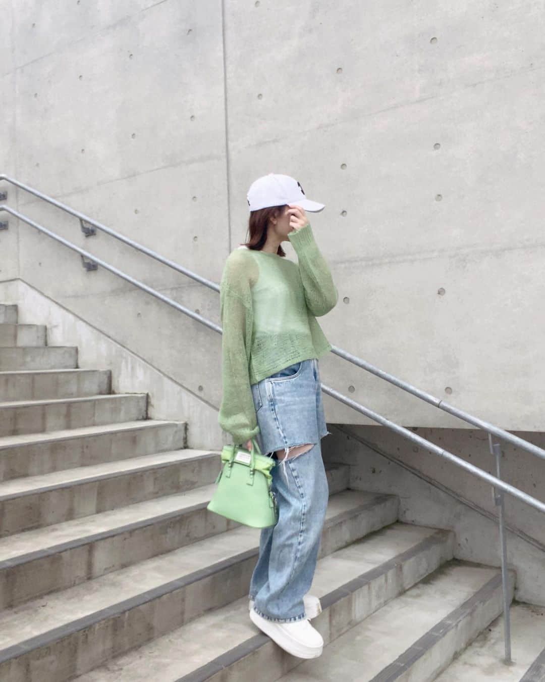 akiii031のインスタグラム：「@fifth_store で可愛いの見つけた🫣 大好物のメッシュ編みニットにくすみカラー🍈💚 しかも30%OFF🤭  今っぽさのあるショート丈で程よくゆったりしててスタイリングしやすい🫶💕 インナーにワンピースとかも💭💕  多色のブルーやピンクもくすみカラーで可愛かったな🫠💕   @editsheen_store  #fifth #フィフス #フィフスタイル #fifthtl #editsheen #エディットシーン #メッシュ編みニット」