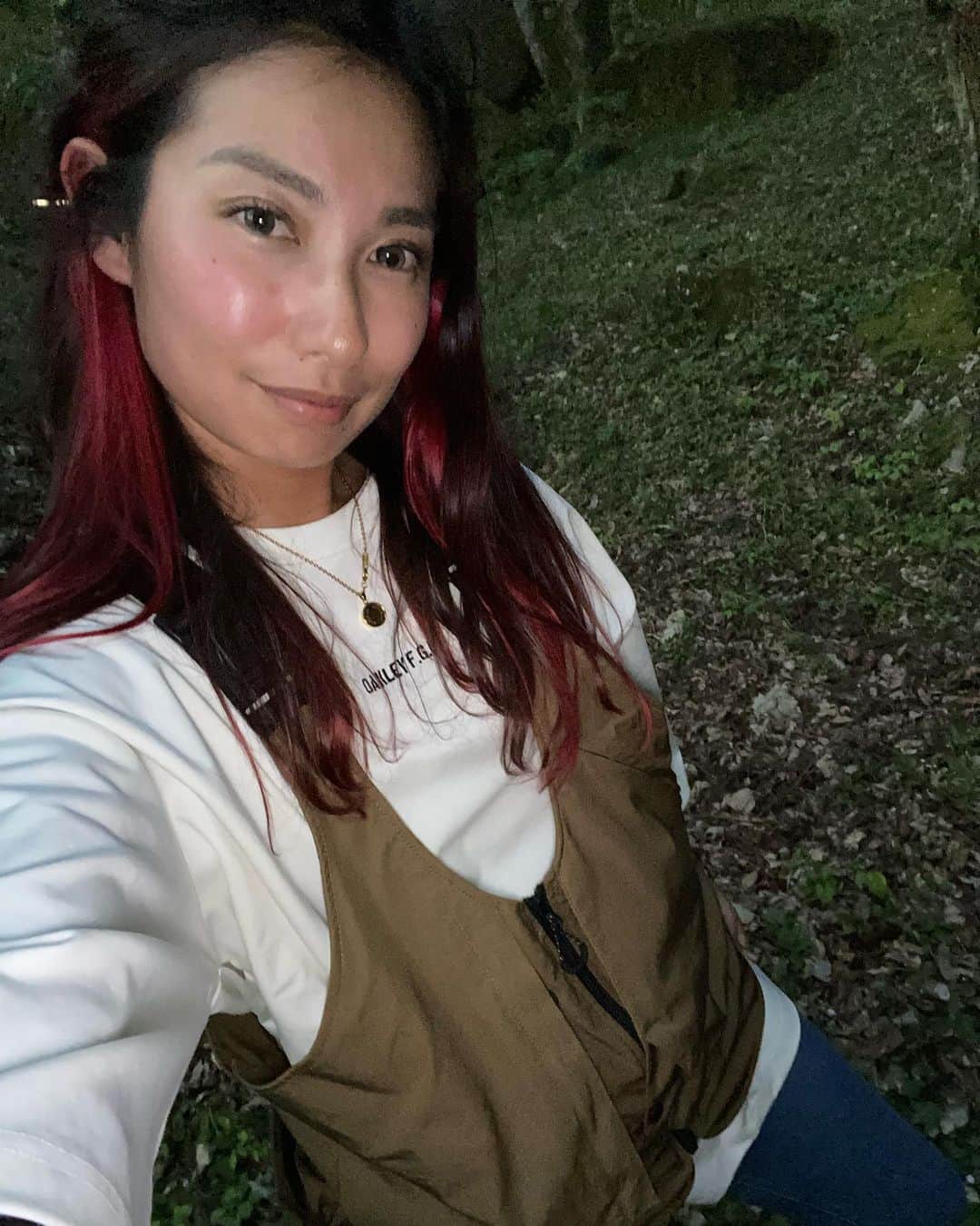 エマ中岡優姫のインスタグラム：「2週連続キャンプ🏕 インスタで 春キャンプ、ストーブいらない！ って見て 持っていかんくて 先週は寒かったけん 今週は持って行ったんだけど 電気毛布も持っていくし 寝袋だけでいっか！ と思って毛布持っていかんくて まじ今週も寒い思いした おマヌケママです👩🏼💦 来週のキャンプはしっかりしよっw そして このオークリーの服が お気に入りです💕 白は汚れるしな〜って言ってたら 店長に子供みたいなこといいますね！笑 って言われたんだけどね 結局サニ坊がちょっと怪我して 結局サニ坊の血がついちゃいました🤣💦 サニちゃんは無事です🙆‍♀️ ここのキャンプ場 ジャングルジムもあるし ソリもできるし むっちゃ楽しかったんだけど もうすでに体のあっちこっちが 痛いです、、、。笑 #サニ坊とエママのキャンプ  #男の子ママ  #キャンプ  #オークリー」