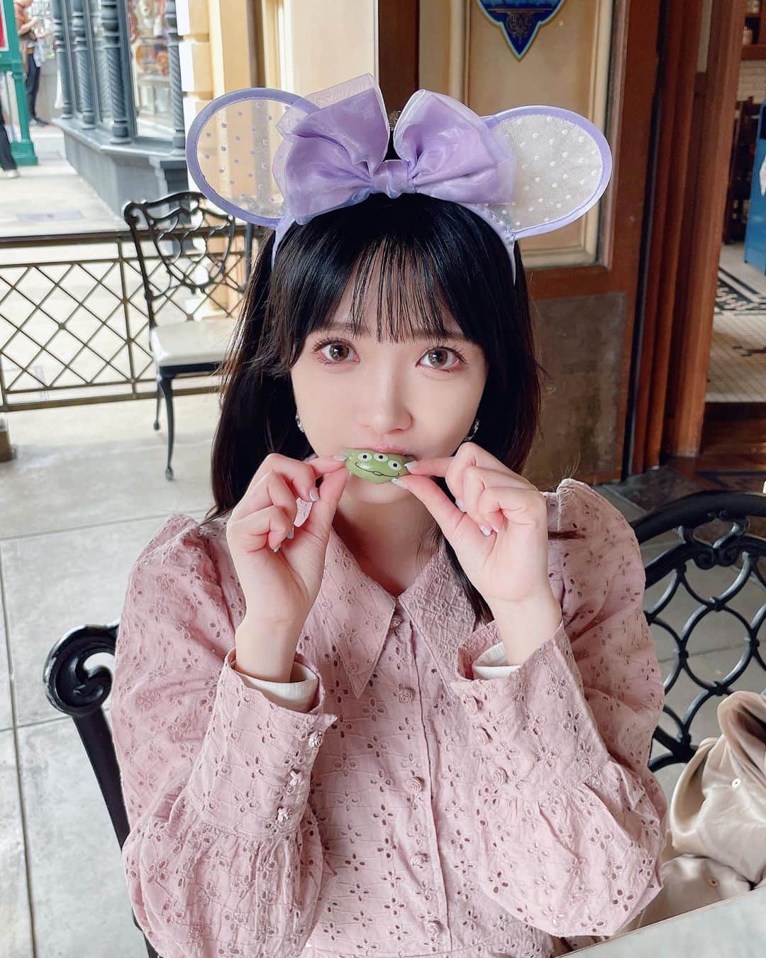 キアナのインスタグラム：「Disney Sea♡ この日風がすごく強くて髪がずっと暴れてた…」
