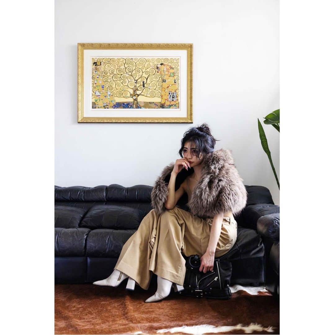 のインスタグラム：「2023 AW  Now on pre-Oder.  今季展示会でイチバン人気の ファーのケープ🧸✨ 化学繊維じゃないので燃えにくく ガチキャンプで ともだちが燃えないように 作ったんだけど、 キャンプと無縁そうなギャルズに 大人気でした✨😂  フード付きですごくあったかいので 真冬に重宝。 アウターの上に着れるように 首周りは紐にして調整できるように。 そしてあつくなったら 脱いでカバンやウエストに 括り付けれるように。 映えだし,本当おすすめ。  わたしはずーっと色で悩んでます。 カーキっぽいベージュ、 絶対使いやすいけど ホワイトはほんっとに可愛い.......  どうしよう！！😫💗  Official webstoreにて予約販売中✔︎  #balletbybacklash  #isamukatayamabacklash #イサムカタヤマバックラッシュ #madeinjapan」