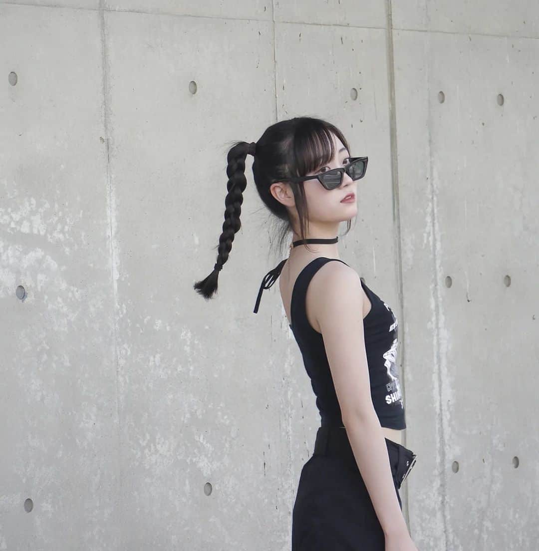 桜田結愛さんのインスタグラム写真 - (桜田結愛Instagram)「・⁡ ⁡⁡ ‪‪❤︎‬⁡ ⁡⁡ #monotone #black #sunglasses #portrait ⁡#ootd #fashion #dance ⁡⁡⁡ #오오티디 #패션 #y2k #05 #ljk #高校生」4月23日 19時26分 - hi__yua.s
