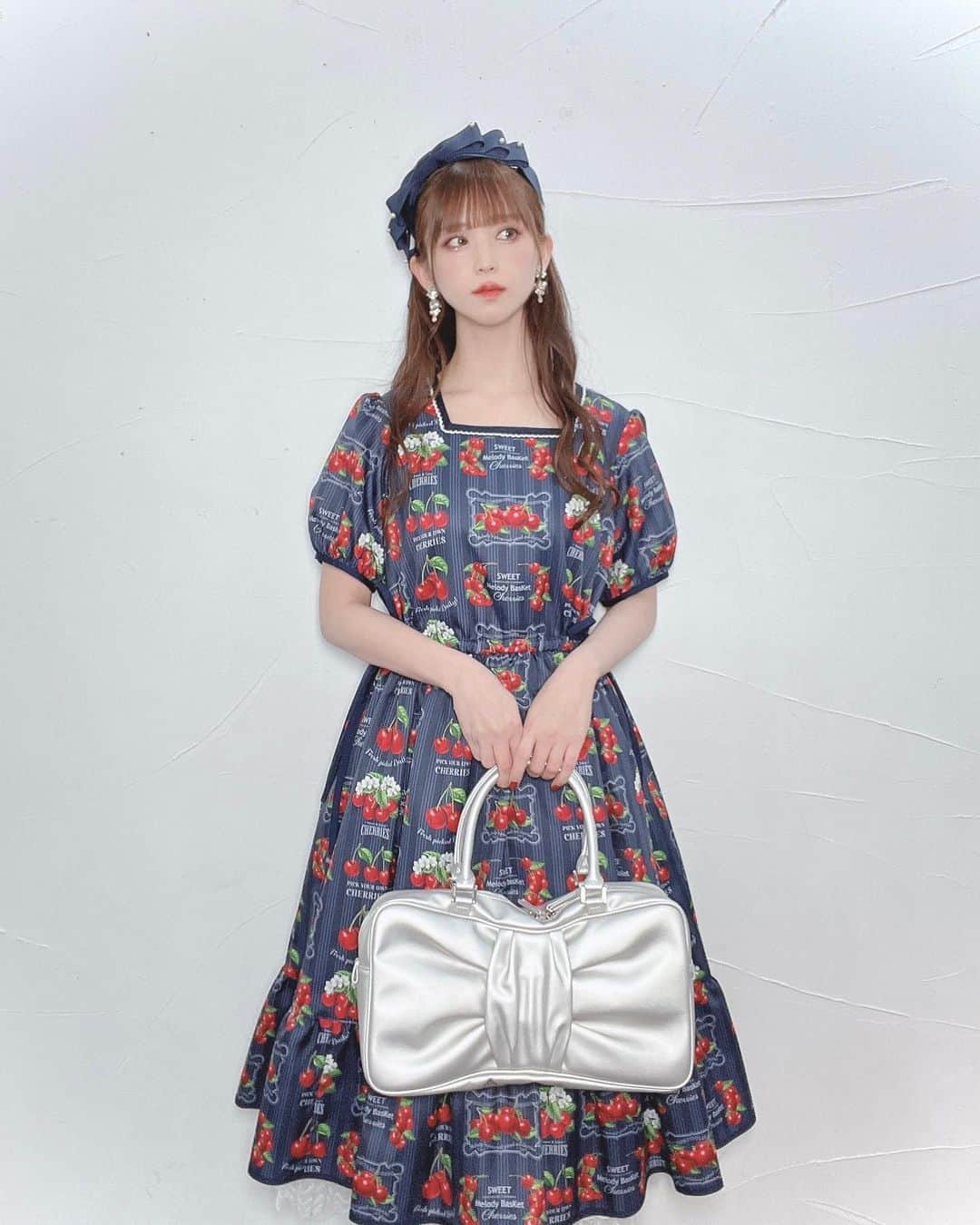 のインスタグラム：「𝐌𝐞𝐥𝐨𝐝𝐲 𝐁𝐚𝐬𝐊𝐞𝐭 チェリー柄もネイビーは大人な印象🍒  #lolitafashion  #melodybasket」