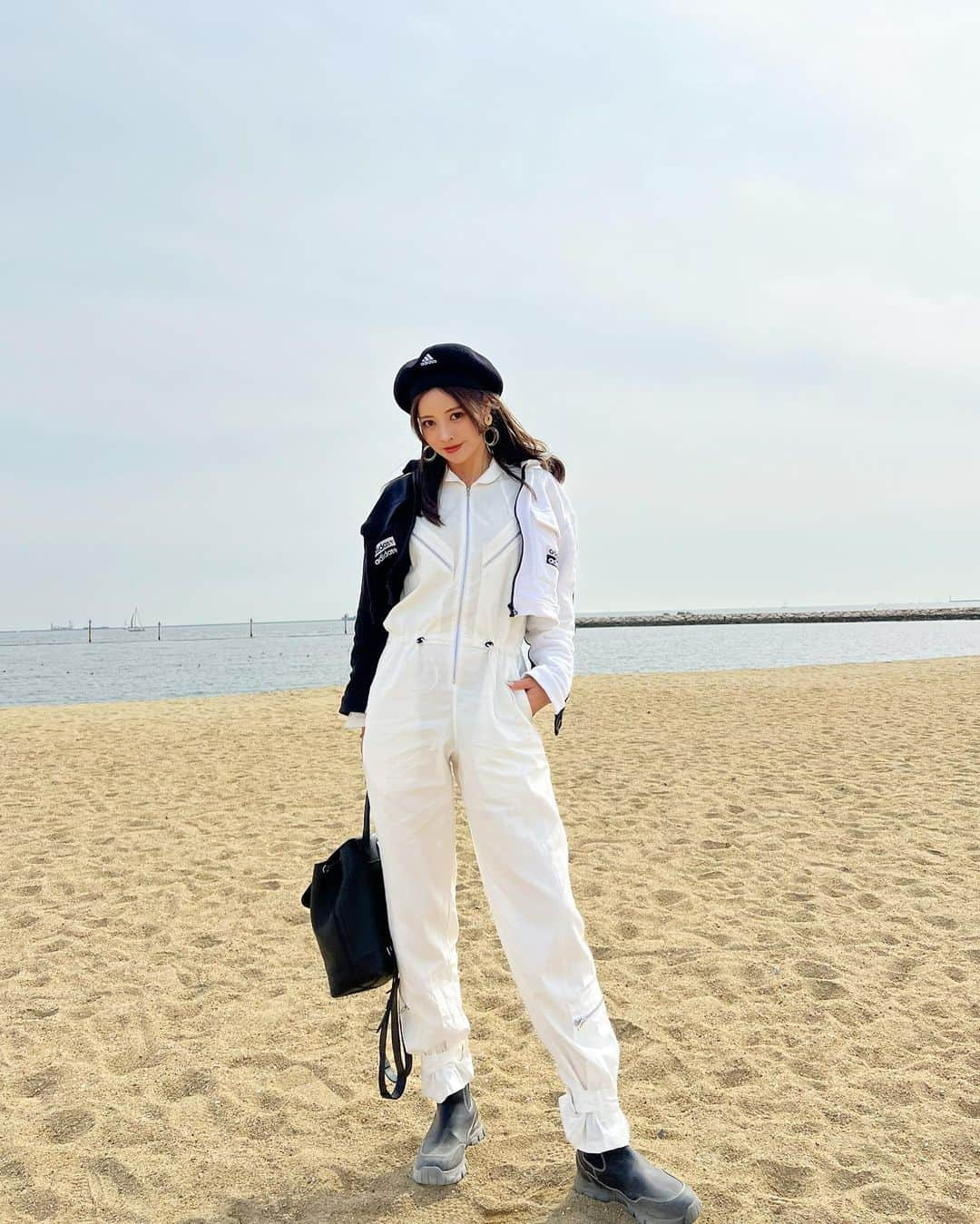 得あゆさんのインスタグラム写真 - (得あゆInstagram)「最近カジュアルな服にハマってる🌊 毎日setupかsport wear着たい🖤🤍  ・ ・ ・ ・ ・ ・ ・ ・ ・ ・ ・ ・ #芦屋#芦屋浜#ピクニック#海#浜辺#お散歩#休日の過ごし方#大人カジュアル#スポーツ女子#ウェア#adidas#adidasoriginals#ベレー帽#オールインワン#allinone#セットアップ#setup#ママライフ#日焼け止め#日焼けケア#美白ケア#美肌ケア#春服#春コーデ#カジュアルコーデ#白黒コーデ#アディダス#アディダスコーデ#着回しコーデ#着回しアイテム」4月23日 19時28分 - tokuayu819