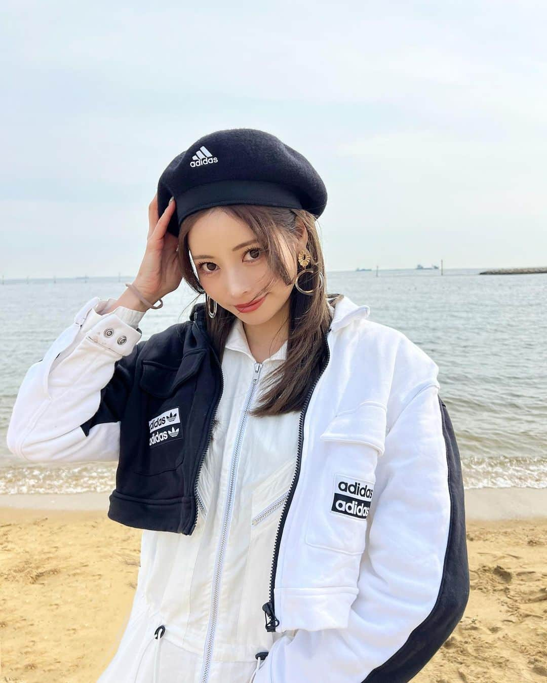 得あゆさんのインスタグラム写真 - (得あゆInstagram)「最近カジュアルな服にハマってる🌊 毎日setupかsport wear着たい🖤🤍  ・ ・ ・ ・ ・ ・ ・ ・ ・ ・ ・ ・ #芦屋#芦屋浜#ピクニック#海#浜辺#お散歩#休日の過ごし方#大人カジュアル#スポーツ女子#ウェア#adidas#adidasoriginals#ベレー帽#オールインワン#allinone#セットアップ#setup#ママライフ#日焼け止め#日焼けケア#美白ケア#美肌ケア#春服#春コーデ#カジュアルコーデ#白黒コーデ#アディダス#アディダスコーデ#着回しコーデ#着回しアイテム」4月23日 19時28分 - tokuayu819