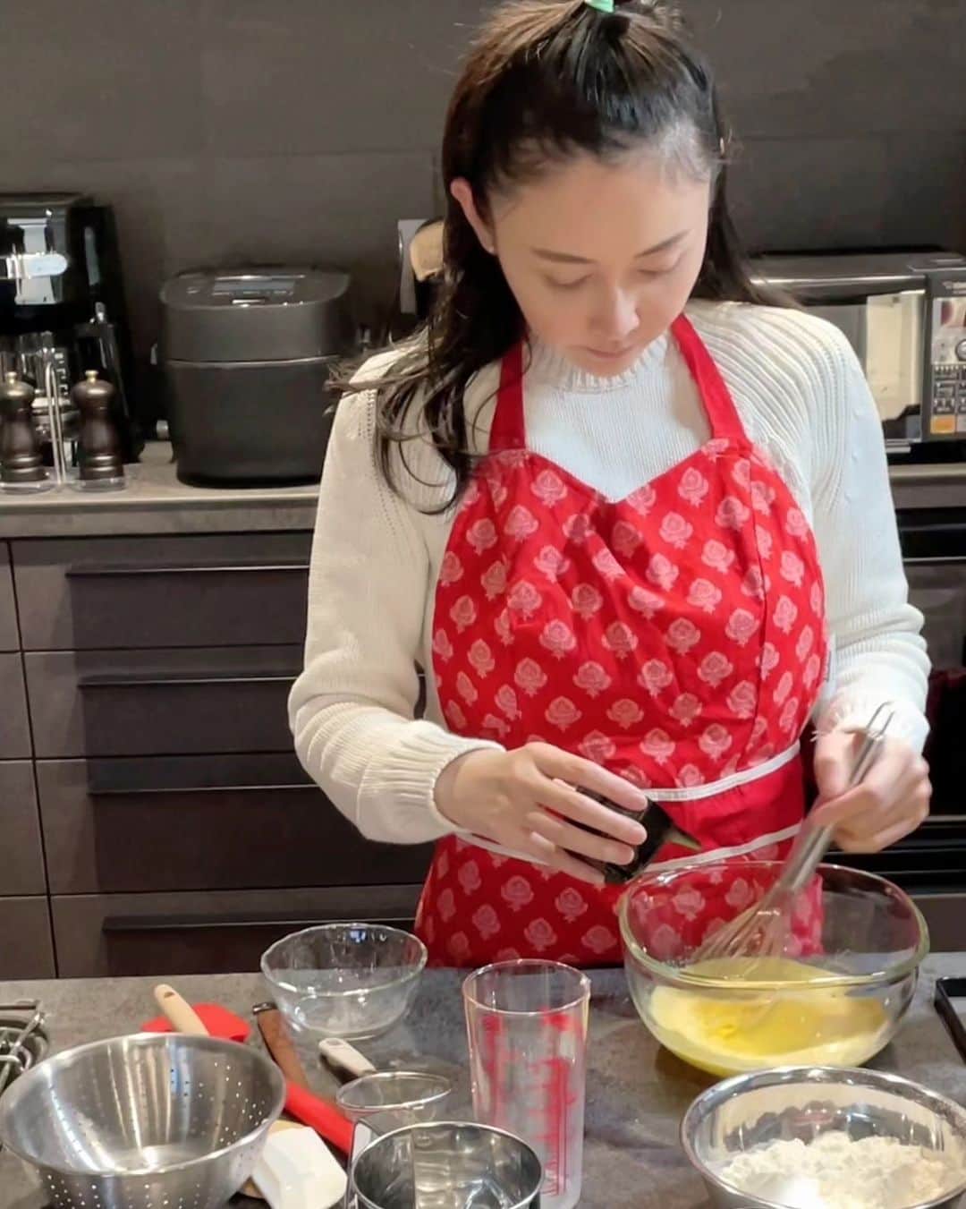 杉原杏璃のインスタグラム：「YouTube♡ 杉原杏璃チャンネル💻　 5月の優待銘柄アップしてます✨　チェックしてみてください♡ ⬇︎⬇︎ https://youtu.be/5XD_k6FkIOM  学生時代、大好きでよく食べに行っていた駅前のお好み焼き屋さんがもうないか...  移転とかしてないか、地元の友達に頼んでしばらく探してもらったんですが🗺見つからず😭  どうしてもそのお好み焼きが食べたくて😭  そば入りのやつじゃなく、トロトロしたたこ焼きを丸く平らにしたような形で、特製のマヨネーズは甘くて...ちょっと変わったお好み焼きだったの！  こーなったら自作するしかないと！！  今、プレート引っぱり出して準備してるんですが  プレートでうまく再現できる気がしない😂  けど、どーしても今小麦粉、ソースの気分♪  #杉原杏璃 #sugiharaanri #anrisugihara #Japanese#girl #グラビア#グラドル#glamor#gravure#hot#asian #キッチン #YouTube #株主優待 #株式投資 #優待銘柄 #杉原杏璃チャンネル #お好み焼き」