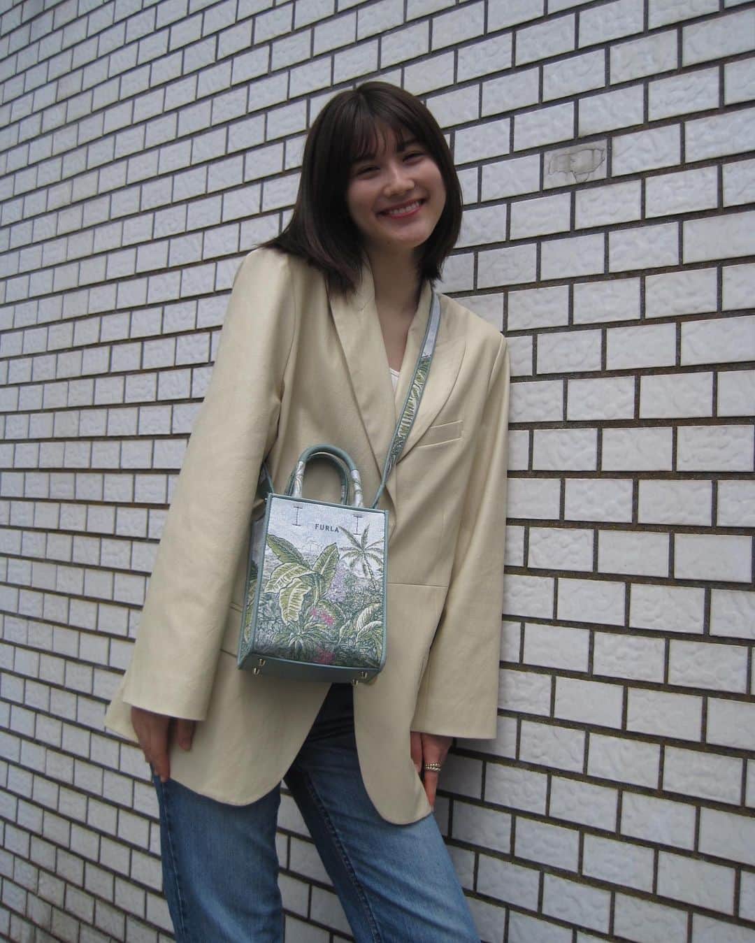 藤本林花美愛さんのインスタグラム写真 - (藤本林花美愛Instagram)「Today’s my bag  FURLA OPPORTUNITY🌴  自然を表したプリントで立体感のある生地が より爽やかな気持ちを演出してくれる💚 ストラップや持ち手など細部にもデザインがあしらわれていて、 360°おしゃれで素敵なバッグ。  Jacket: @label_archive  Bag: @furla   #furla #furlabag #フルラ #labelarchive」4月23日 20時00分 - lily_1001_official