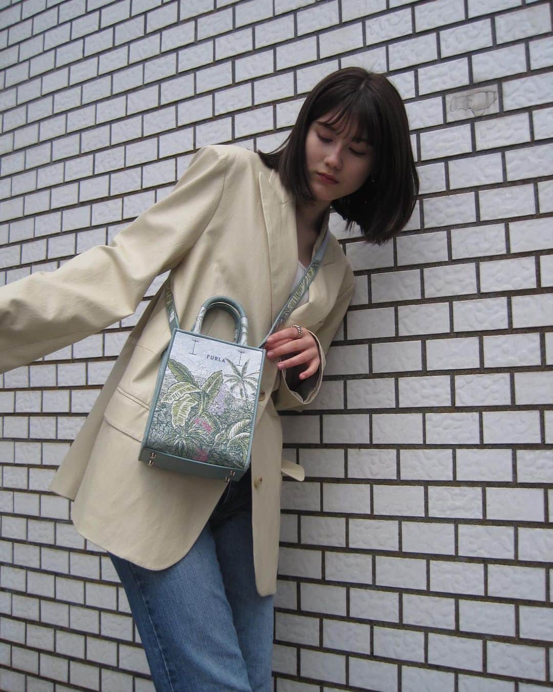 藤本林花美愛さんのインスタグラム写真 - (藤本林花美愛Instagram)「Today’s my bag  FURLA OPPORTUNITY🌴  自然を表したプリントで立体感のある生地が より爽やかな気持ちを演出してくれる💚 ストラップや持ち手など細部にもデザインがあしらわれていて、 360°おしゃれで素敵なバッグ。  Jacket: @label_archive  Bag: @furla   #furla #furlabag #フルラ #labelarchive」4月23日 20時00分 - lily_1001_official