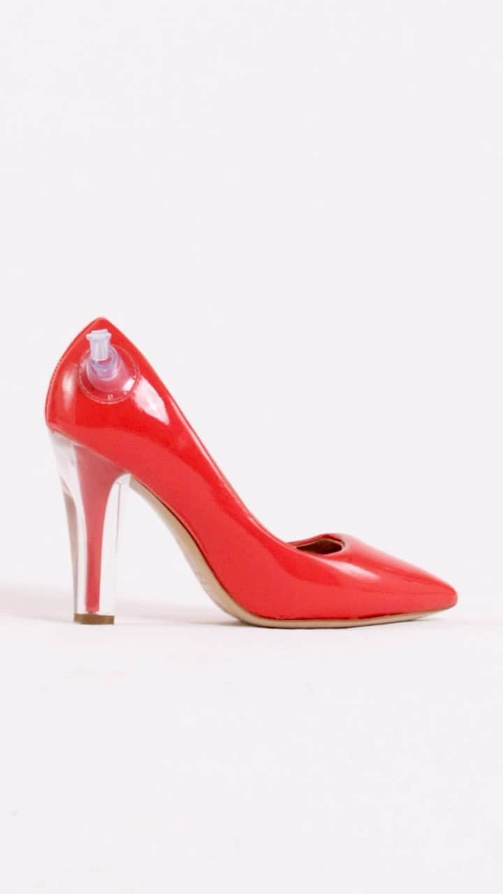 Moschinoのインスタグラム：「Walk on the wild(-ly inflatable and fun) side.  The classic, red pump gets the inflatable #MoschinoSS23 treatment.  Explore the full selection at link in bio.」