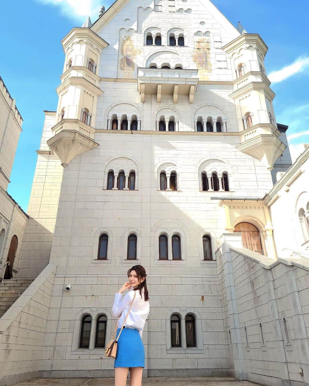 IKUMIさんのインスタグラム写真 - (IKUMIInstagram)「🏰 お城に行ってきました🤍🤍  ここどこだと思う🙂？  神戸の姫路にある太陽公園です🌞  モノレール上がると立派なお城があったよ〜😗❤️ 中は、トリックアートとかいろいろ写真スポットがあったから 家族連れが多かった😗🌟  ヨーロピアンな雰囲気可愛すぎるから 可愛い写真撮りたい人は是非行ってみて❣️  .  #神戸#太陽公園#姫路#神戸旅行#神戸観光#神戸観光スポット #明石#姫路観光 #姫路駅#関西観光#関西旅行#関西デート #家族旅行#インスタ映え#インスタグラマー#インフルエンサー#ミニスカート#ミニスカ#美脚#美脚モデル#モデル撮影#モデルになりたい#モデルさんと繋がりたい #asiangirls #asianbeauty #asianmodel #modelstyle#legslegslegs #脚痩せ#城」4月23日 19時37分 - miiiino3o