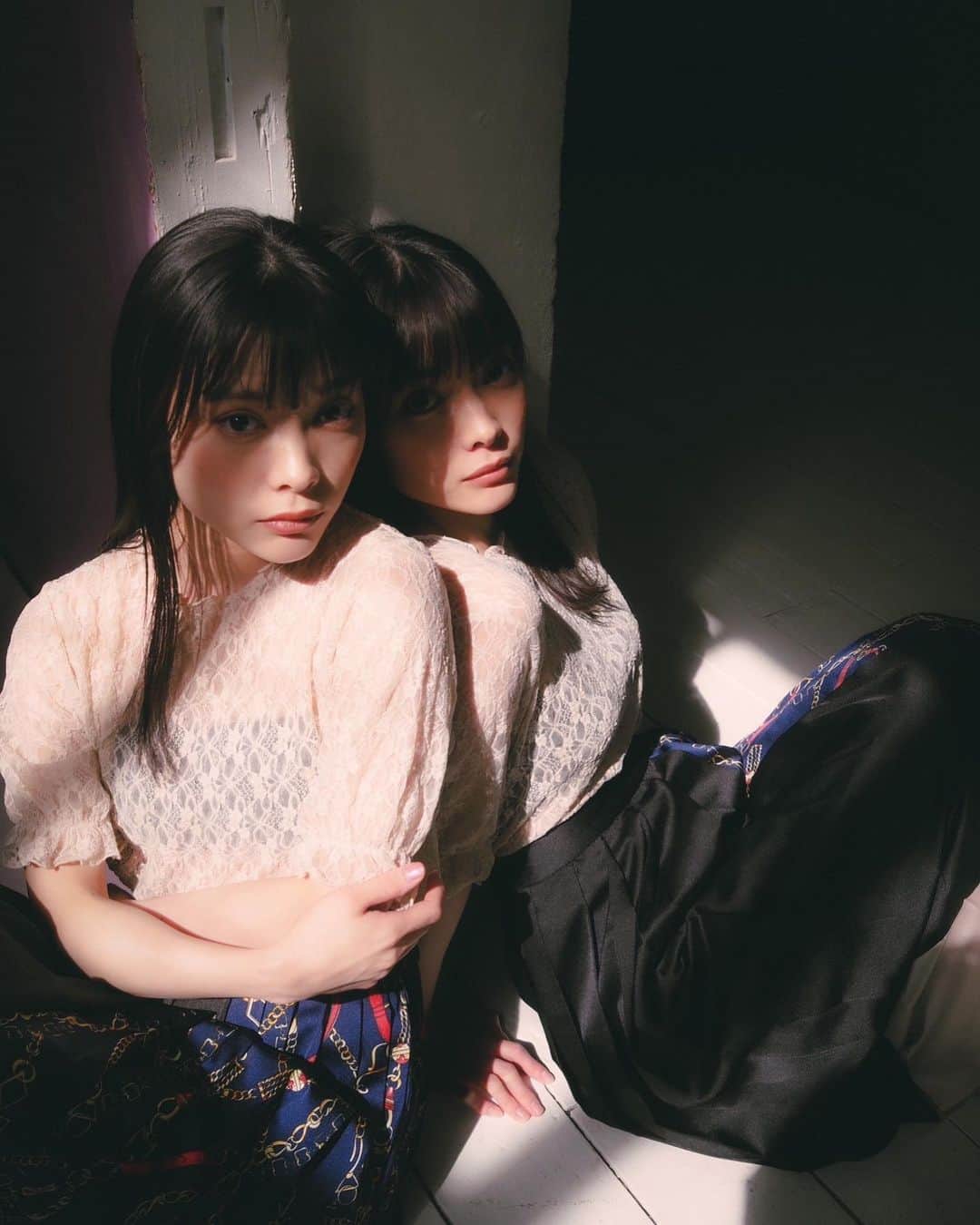 MIOのインスタグラム：「. このシリーズお気に入りなのでいっぱい投稿しちゃってすみません🙇‍♀️ぜんぶみてくれると嬉しいです〜✨  model  MIOYAE photo by 小島藤子  . . #shooting#photography#photographer#portrait#twins#twinstagram#twinsisters#双子モデル」