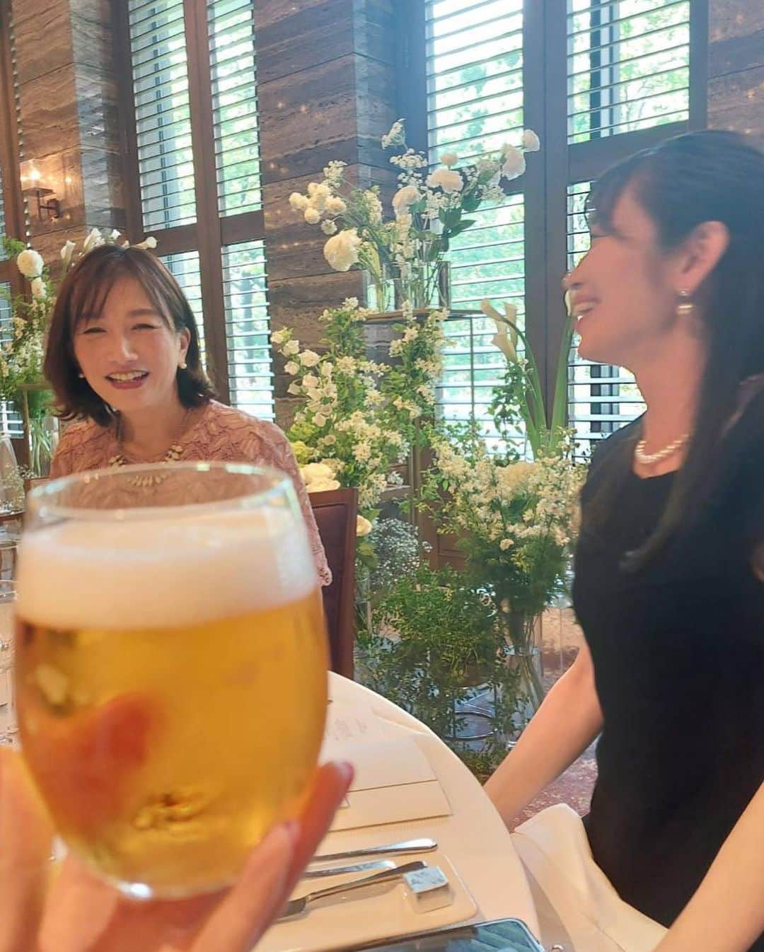 大寺かおりさんのインスタグラム写真 - (大寺かおりInstagram)「約２年ぶりのおビール🍺 ひと口目がとんでもなく美味しかった🥺 すぐに顔がぽかぽかして気分良〜くなりました😇 . まだ授乳中ですがだいぶ間隔が開いてきたので少量だけならと小尾ちゃんの披露宴にて解禁してみました🥰 . 3,4枚目は妊娠中の写真🤰 本格的な味のノンアルドリンクを置いているお店が増えたおかげで、夏場も呑んだ気分で過ごせはしましたが、やはり本物は違う…と感じました😍 . 次はプロ野球の生観戦しながら ビールを飲みたい‼︎ . #たまには飲みたいのです #ほろ酔い #守口さんと一緒にいるときはすぐ酔います #なぜ #まだしばらく #ノンアル生活」4月23日 19時51分 - kaori_ootera