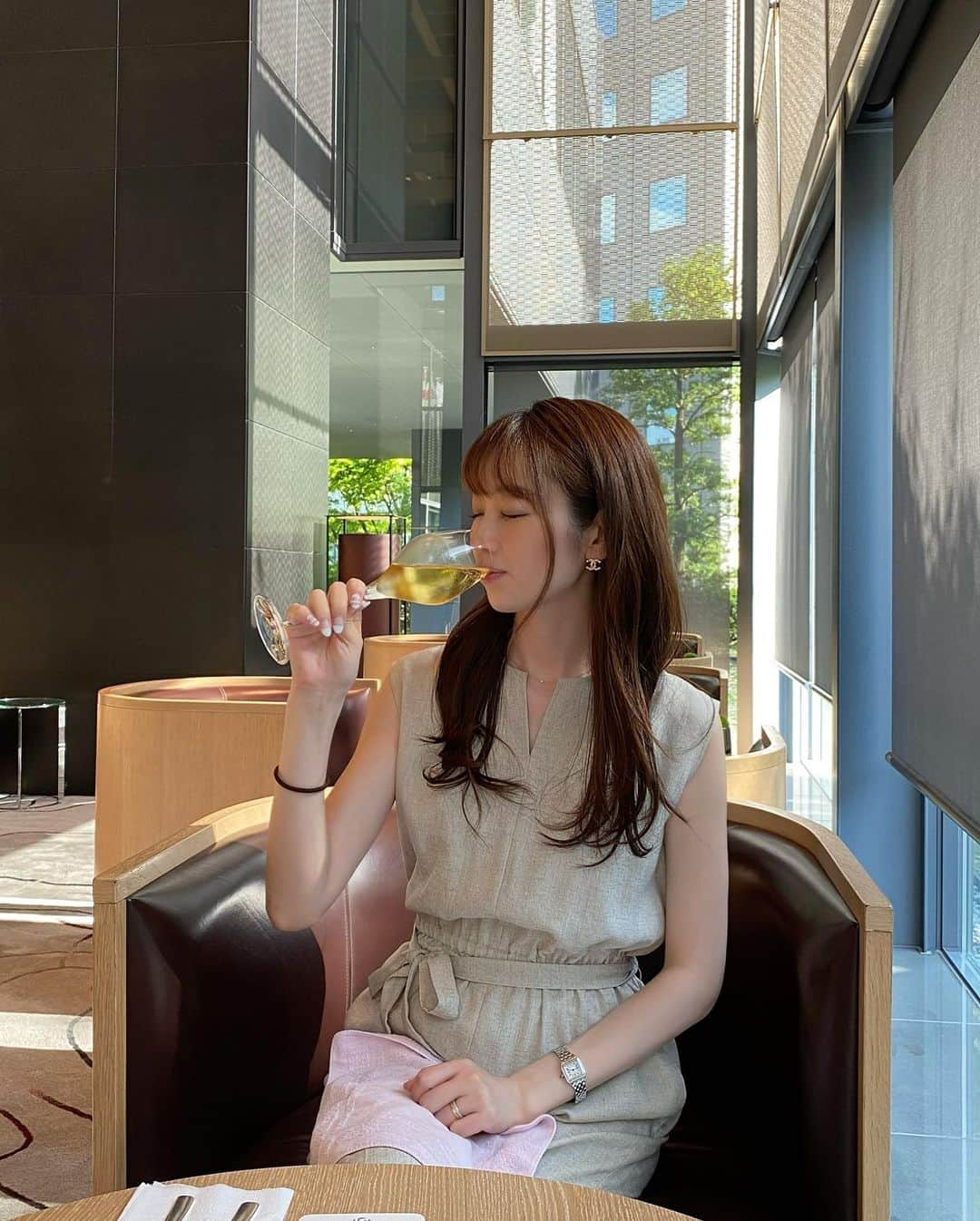 大寺かおりさんのインスタグラム写真 - (大寺かおりInstagram)「約２年ぶりのおビール🍺 ひと口目がとんでもなく美味しかった🥺 すぐに顔がぽかぽかして気分良〜くなりました😇 . まだ授乳中ですがだいぶ間隔が開いてきたので少量だけならと小尾ちゃんの披露宴にて解禁してみました🥰 . 3,4枚目は妊娠中の写真🤰 本格的な味のノンアルドリンクを置いているお店が増えたおかげで、夏場も呑んだ気分で過ごせはしましたが、やはり本物は違う…と感じました😍 . 次はプロ野球の生観戦しながら ビールを飲みたい‼︎ . #たまには飲みたいのです #ほろ酔い #守口さんと一緒にいるときはすぐ酔います #なぜ #まだしばらく #ノンアル生活」4月23日 19時51分 - kaori_ootera