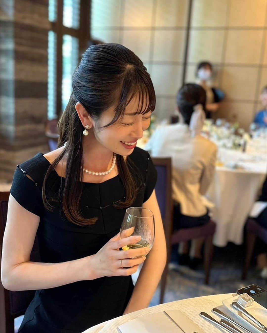 大寺かおりのインスタグラム：「約２年ぶりのおビール🍺 ひと口目がとんでもなく美味しかった🥺 すぐに顔がぽかぽかして気分良〜くなりました😇 . まだ授乳中ですがだいぶ間隔が開いてきたので少量だけならと小尾ちゃんの披露宴にて解禁してみました🥰 . 3,4枚目は妊娠中の写真🤰 本格的な味のノンアルドリンクを置いているお店が増えたおかげで、夏場も呑んだ気分で過ごせはしましたが、やはり本物は違う…と感じました😍 . 次はプロ野球の生観戦しながら ビールを飲みたい‼︎ . #たまには飲みたいのです #ほろ酔い #守口さんと一緒にいるときはすぐ酔います #なぜ #まだしばらく #ノンアル生活」