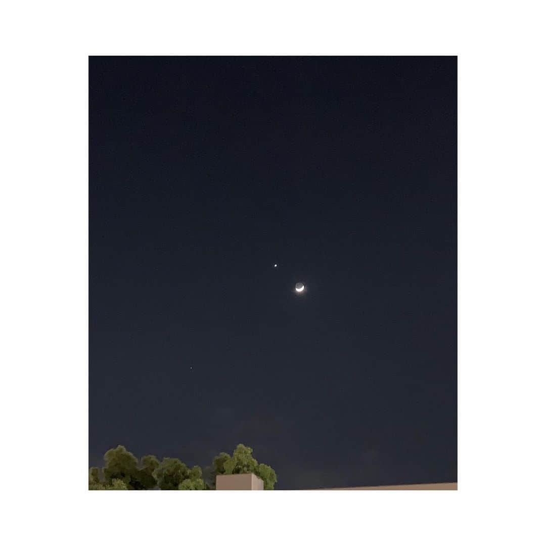 きよこさんのインスタグラム写真 - (きよこInstagram)「☺︎ 💫 🌙  #photooftheday  *  良い時間を過ごして ふと顔をあげたら 絵本みたいに美しく並んだ月と星。  Gift はいつだって近くにあるんだ。 夜空を大きく吸いこんで、明日へ。」4月23日 19時43分 - kiyoco_smily