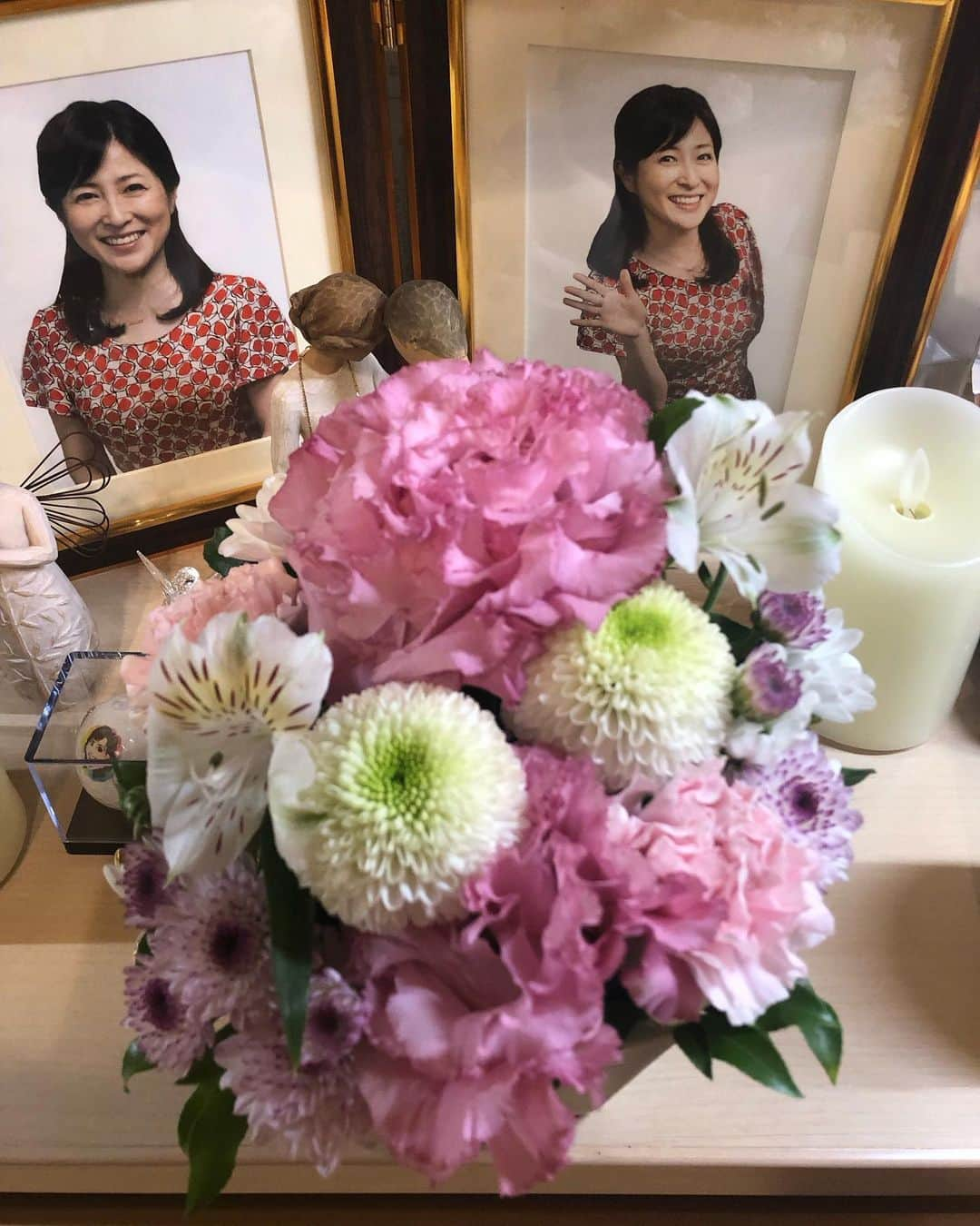 大和田獏さんのインスタグラム写真 - (大和田獏Instagram)「今日4月23日は妻の命日でした。 あれから3年が過ぎました。長かったのか？早かったのか？ 沢山方々の追悼の思いが我家に届きました。 またはなまるマーケットの関係者の皆様が、偲ぶ会を開いてくださり参加させて頂きました。 色々な写真やイラストが飾らせて、懐かしいはなまるのVTRが流れる中で 集まった大勢の皆さんと沢山の思い出話を和やかにお話しさせて頂きました。 改めて大勢の方々に愛され支えられた幸せな人生だったと思いました。 大きく開いた心の穴は埋められないですが、皆さまのお心が嬉しく大きな力を頂いています。 思い出す事が供養と思い幸せな思い出を糧に妻の様に前向きに生きて行こうと思います。 感謝‼️」4月23日 19時46分 - bakuowada