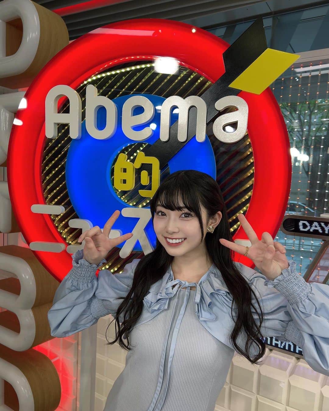  小浜桃奈さんのインスタグラム写真 - ( 小浜桃奈Instagram)「🎯 #Abema的ニュースショー 見て下さった方ありがとうございました💎   20歳になって最初のコメンテーターのお仕事でした🪄  そして、今日スタジオで御一緒した元東京都知事の 舛添要一さんと一緒に写真を撮って頂きました！ とても優しくて直接お話出来て嬉しかったです！  本日の放送はAbemaTVにて1週間無料で見れますので 是非ご覧下さい✨  お洋服は @lillilly_official 🩵️」4月23日 19時48分 - momona_kohama