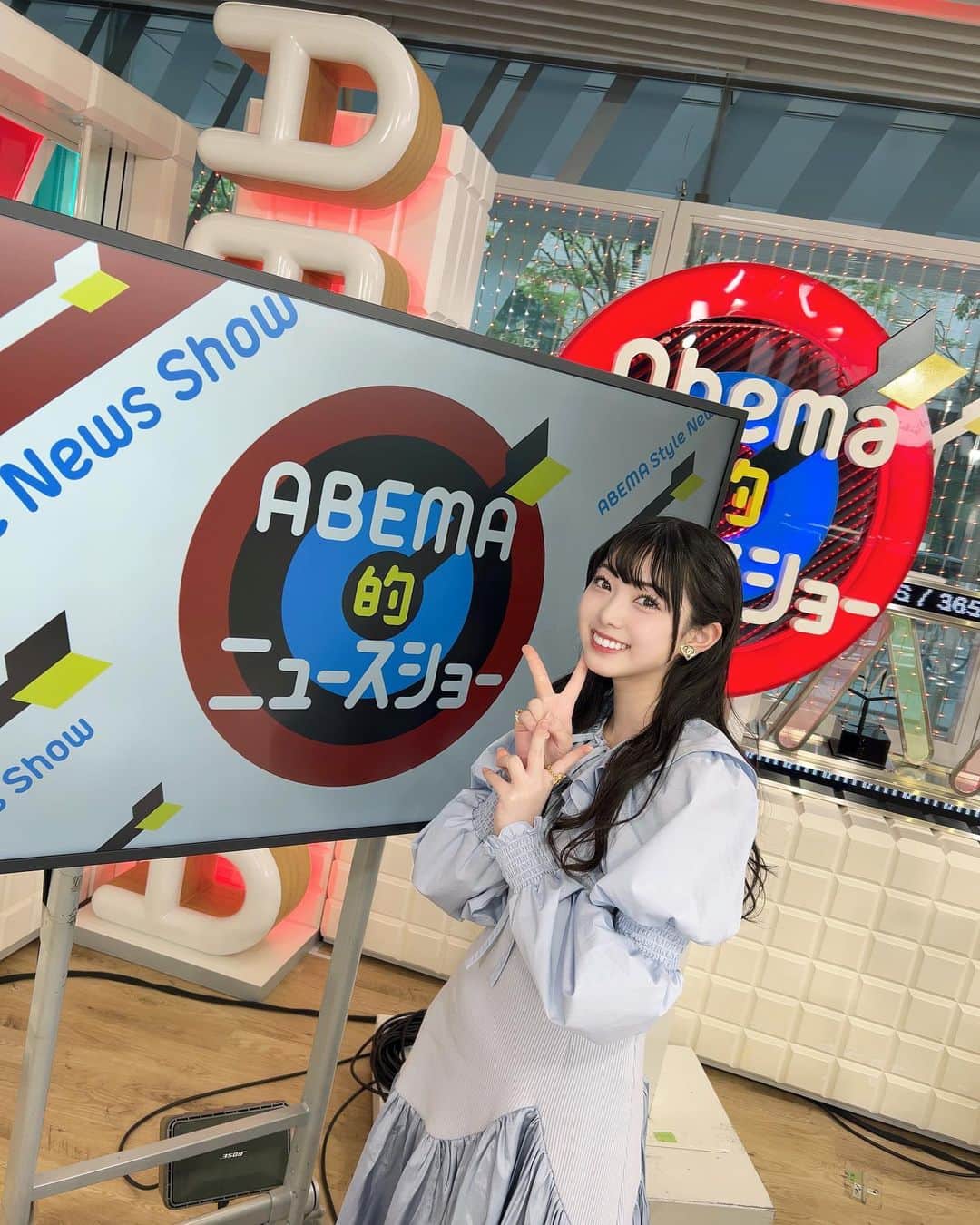  小浜桃奈のインスタグラム：「🎯 #Abema的ニュースショー 見て下さった方ありがとうございました💎   20歳になって最初のコメンテーターのお仕事でした🪄  そして、今日スタジオで御一緒した元東京都知事の 舛添要一さんと一緒に写真を撮って頂きました！ とても優しくて直接お話出来て嬉しかったです！  本日の放送はAbemaTVにて1週間無料で見れますので 是非ご覧下さい✨  お洋服は @lillilly_official 🩵️」