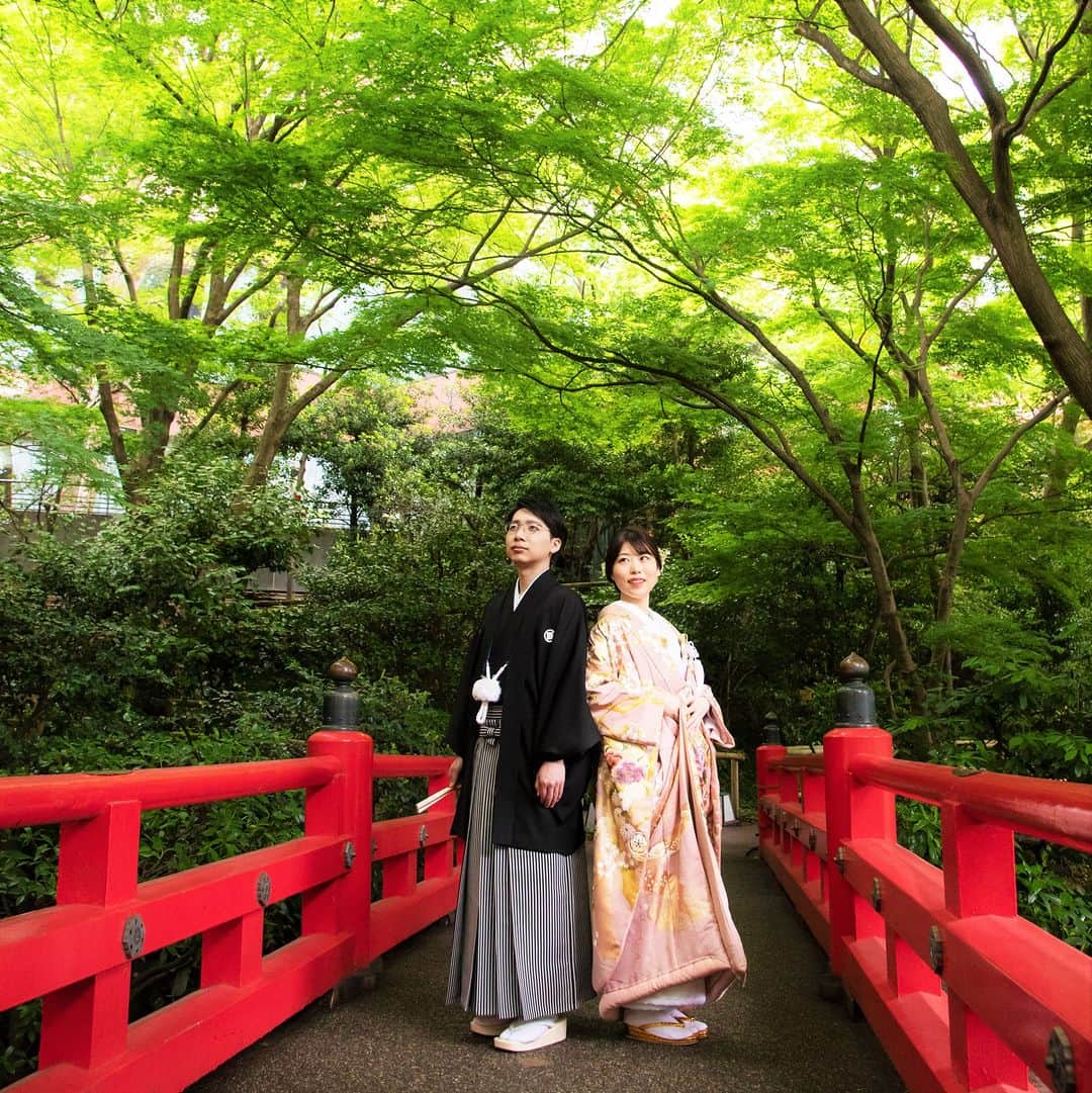 ホテル椿山荘東京ウエディングさんのインスタグラム写真 - (ホテル椿山荘東京ウエディングInstagram)「❤  日本の伝統的な挙式スタイルの神前式  おごそかな雰囲気の中、幸せと感動を感じることのできる空間は とても魅力的です❤  また自然に囲まれた庭園でのお写真は 木々や弁慶橋と着物のコントラストが美しく 和婚だからできる思い出の一枚に👘✨  TOKYO RESORT WEDDING 東京には、ひとを祝福する森がある。  ----------------------------------------------- @hotelchinzansotokyo_wedding のアカウントを タグづけ＆ #椿山荘花嫁 にてご投稿いただいた方より ステキなお写真✨をご紹介させていただきます。 皆さまのご投稿をお待ちしております ------------------------------------------------  #椿山荘花嫁    #ホテル椿山荘東京ウエディング #ホテル椿山荘東京 #椿山荘結婚式 #東京リゾート #東京リゾートウエディング  #tokyoresortwedding  #東京花嫁 #関東花嫁 #花嫁ショット #ウェディングフォト #ウェディングレポ    #ホテルウエディング #プレ花嫁 #結婚式準備 #結婚式 #結婚式場探し #花嫁 #卒花嫁 #2023花嫁 #大人花嫁   #白無垢　#色打掛　 #和装前撮り #花嫁ヘア #和婚  #和装結婚式 #和装婚 #神前式」4月23日 20時00分 - hotelchinzansotokyo_wedding