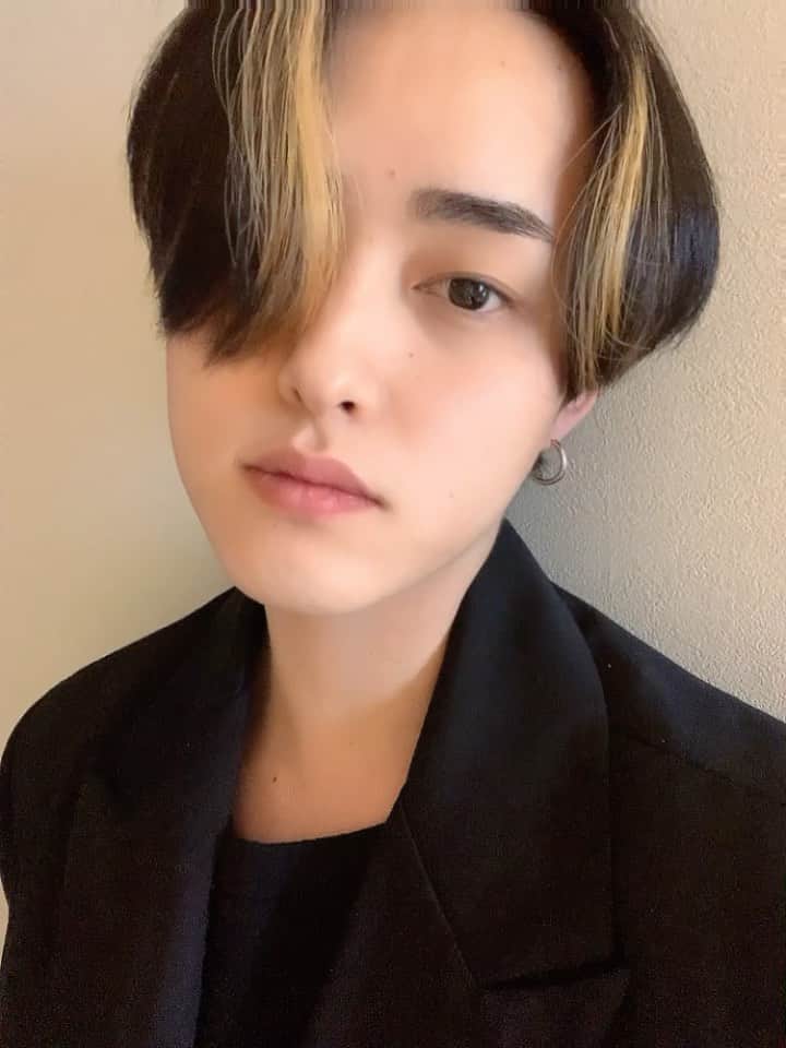 AYUMUのインスタグラム：「ニキビどうにかならんの😅」