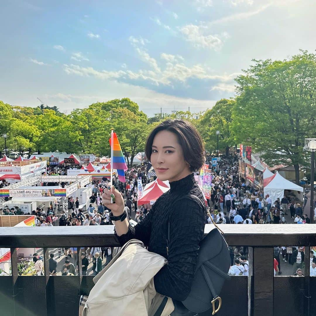 花上惇のインスタグラム：「TRPに行ってきたよ🏳️‍🌈💕  去年も同じ事を思ったけど、会場にいるみんながそれぞれ自由に自己表現してる姿が感動的。  お天気も良くてビールがうめぇでした🍻 声かけて下さった皆様ありがとう！らぶ。  You're not alone🫶 ウチらはみんな仲間なんだゾ❤️❤️❤️  #trp #tokyorainbowpride」