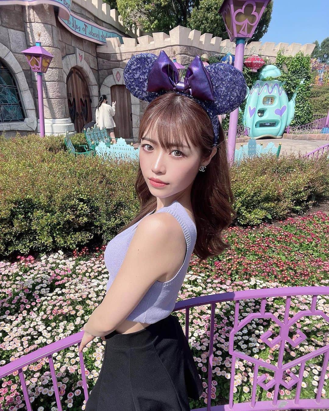 のインスタグラム：「purple 💟💟💟  相変わらず紫すきです。眩しすぎて目力👽  整理券ないとお土産買えないと思ってたから ディズニーのチョコクランチ買えたの嬉しかった🫰🏻💕  #tdl #disneyland #murua #grl #ootd」