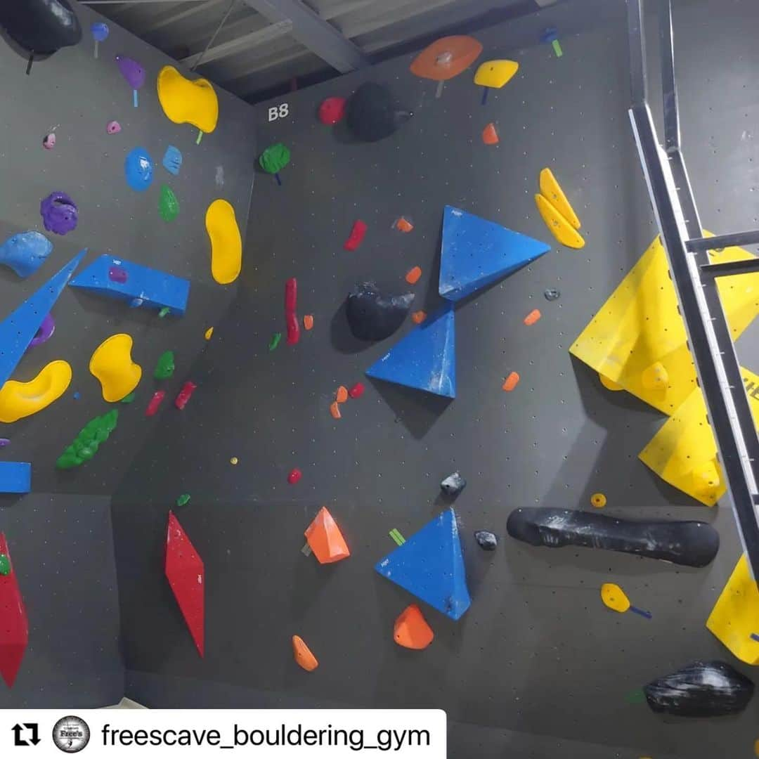 三浦絵里菜さんのインスタグラム写真 - (三浦絵里菜Instagram)「先週は @freescave_bouldering_gym さんでセットさせてもらいました🙋‍♀️  5級〜1級まで？作りました！ 女性も子供も頑張れるかと🙆‍♀️  産後初めて泊まりでのセットだったけど私にとっても娘にとっても良い経験でした！  お疲れ様でした☺️  #Repost @freescave_bouldering_gym with @use.repost ・・・ 2日間のゲストセッターによるセット終了しました！セッターは以前からお呼びしたかったハマケンさんこと濱田健介さん、フリーズ丹波店では初の女性セッターでハマケンさんの奥さま濱田(三浦)絵里菜さん、いつもセットでお世話になっています中川翔一さん3名！2日間楽しいルートを作っていただきありがとうございました！コロナも落ちつきかけたので是非お越しください！お待ちしております🤗 (セットグレードは5級3本、4級7本、3級7本、2級9本、1級9本、初段4本、2段2本の41本)  #フリーズケイブボルダリングジム #ボルダリング #クライミング　 #ムーンボード #ジム  #フィットネス  #アウトドア #キャンプ #アウトドアスポーツ #スキー #丹波市 #篠山市 #三田市  #西脇市  #多可町  #朝来市  #養父市  #豊岡市  #福知山市  #綾部市  #兵庫県  #体力づくり  #趣味づくり  #仲間づくり  #筋トレ  #健康  #趣味  #運動  #ダイエット」4月23日 19時53分 - 7eri