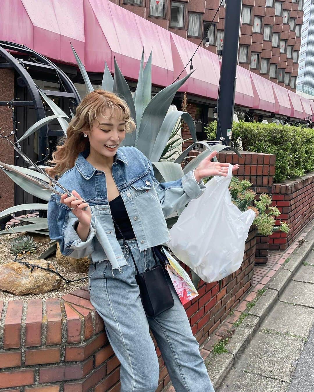 のインスタグラム：「earth day🌏  毎月開催しているゴミ拾い🗑✨  ゴミの数だけ、 心に余裕のある人がいないのだと ゴミを拾いながら、每回痛感する🥲🌿  自分が苦しい状態だからこそ、 その先の事を考える事ができなくて、 悪い行いをしてしまって 自分をもっと苦しめてしまっている状態🥲  自分の行動を全て見ているのは、 自分自身だからこそ 自信や自己肯定感は、 自分の行いで作られるもの🤲✨  自分の事しか考えられていない ゴミを捨てる側の人間ではなく、 少しでも他の人の事や 地球の事などを考えて ゴミを拾う側の人間でいたいなと🌏✨  全部が全部は、まだまだ無理だけど、 少しずつ心地良いバランスで☺️🌱  #earthday #pickinguptrash #pickinguptrashjapan」
