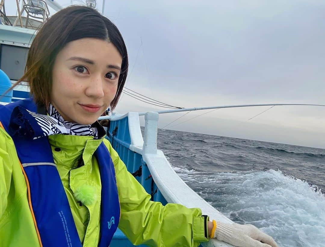 渡辺早織のインスタグラム：「NHKうまいッ！ 明日4/24 昼12:20〜 和歌山県串本町にて カツオ漁に同行させていただきました🌊🐟🛥🌊  改めて自然を相手にするお仕事に敬意と感謝で いっぱいになりました。  そして何より釣りたての鰹、 初めて体験する美味しさです😭  ぜひお楽しみくださいませ❤️」