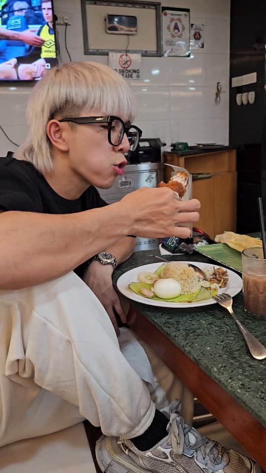 蔡常勇のインスタグラム：「我們的mamak日常 @danny_ahboy @chang_le_ 🤭 #mamak」