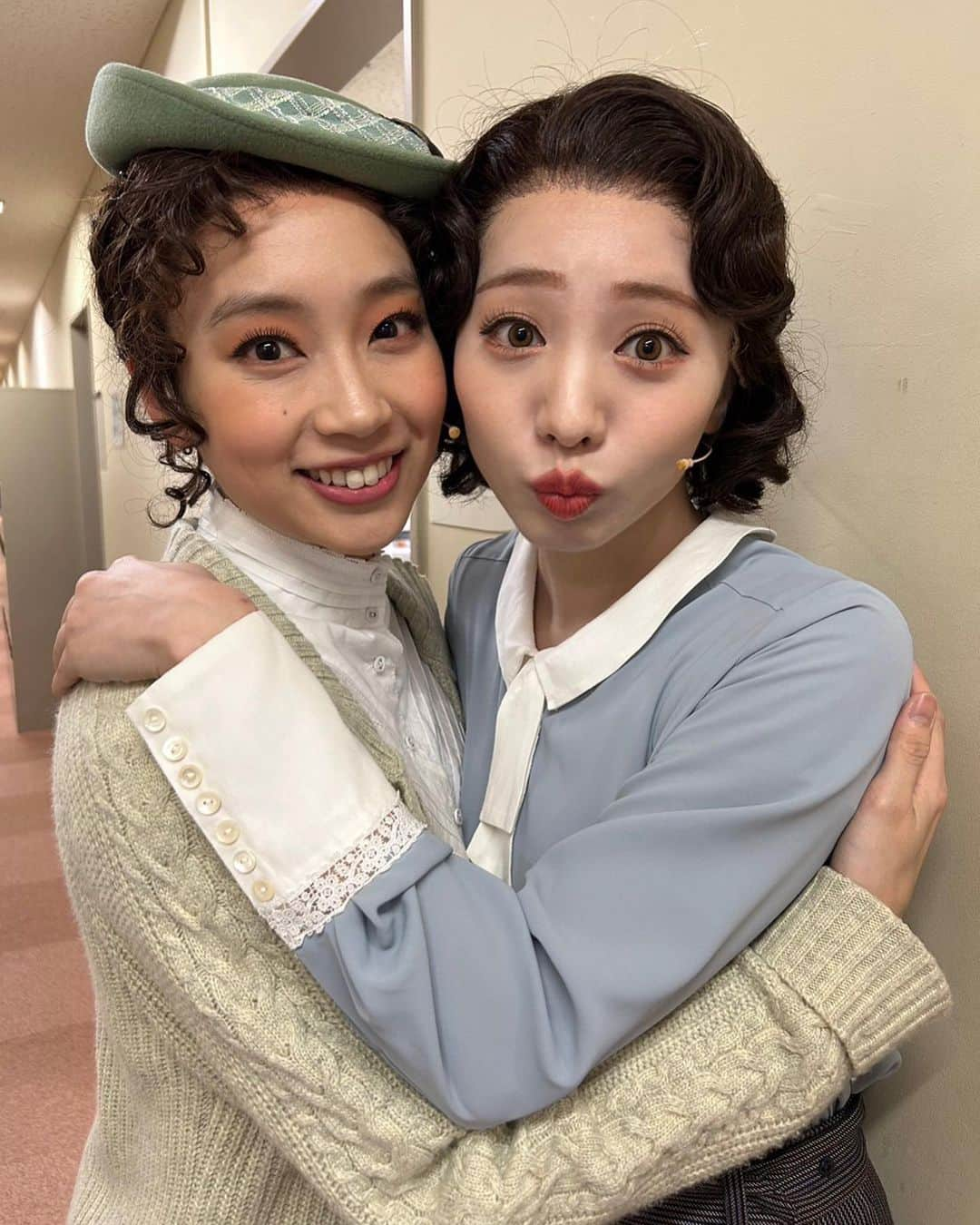 能條愛未さんのインスタグラム写真 - (能條愛未Instagram)「ミュージカル「マリー・キュリー」 東京、大阪と全公演無事に終える事が出来ました！  あまりSNS上で自分の気持ちを赤裸々に語ったりするのは得意ではないのでなんだか照れくさいのですが、、、  私はここ数年自分が携わってきた作品の中で一番大好きな作品に出会えたと思ってます。  作品から離れて、プライベートな時間を過ごしている時でさえも　二幕のマリーとアンヌのシーンを思い出して一人で涙ぐんでしまったり…。笑　　 ここまでいつなんどきも思い出すだけで体温がグッと上がって胸が熱くなるような作品に出会えた事が本当に本当に嬉しく、一生の財産です。 あと曲がどれも素晴らし過ぎてこれもまたいつでも泣ける。笑  そしてやはり、ちゃぴさんのお芝居や歌には毎回心の底から感動してました。人としても女優さんとしても魅力が溢れていて、役を通して母娘という関係性になり一緒にお芝居が出来た事が本当に幸せでした。 本当、とっても大好き🫶💕笑  マリー・キュリーを応援してくださった全ての皆様、本当にありがとうございました！！！  #BIGLOVEちゃぴさんと #家族写真👨‍👩‍👧 #お次も一緒くるみたん #大好きなみんなとの写真たくさん  #愛希れいか #上山竜治 #清水くるみ #宇月颯 #清水彩花 #石川新太 #坂元宏旬 #聖司郎 #高原紳輔 #石井咲 #大泰司桃子 #屋良朝幸」4月23日 19時58分 - noujoami_official