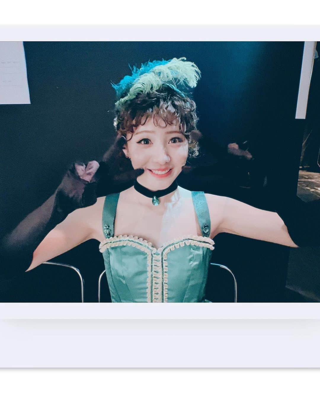 能條愛未さんのインスタグラム写真 - (能條愛未Instagram)「ミュージカル「マリー・キュリー」 東京、大阪と全公演無事に終える事が出来ました！  あまりSNS上で自分の気持ちを赤裸々に語ったりするのは得意ではないのでなんだか照れくさいのですが、、、  私はここ数年自分が携わってきた作品の中で一番大好きな作品に出会えたと思ってます。  作品から離れて、プライベートな時間を過ごしている時でさえも　二幕のマリーとアンヌのシーンを思い出して一人で涙ぐんでしまったり…。笑　　 ここまでいつなんどきも思い出すだけで体温がグッと上がって胸が熱くなるような作品に出会えた事が本当に本当に嬉しく、一生の財産です。 あと曲がどれも素晴らし過ぎてこれもまたいつでも泣ける。笑  そしてやはり、ちゃぴさんのお芝居や歌には毎回心の底から感動してました。人としても女優さんとしても魅力が溢れていて、役を通して母娘という関係性になり一緒にお芝居が出来た事が本当に幸せでした。 本当、とっても大好き🫶💕笑  マリー・キュリーを応援してくださった全ての皆様、本当にありがとうございました！！！  #BIGLOVEちゃぴさんと #家族写真👨‍👩‍👧 #お次も一緒くるみたん #大好きなみんなとの写真たくさん  #愛希れいか #上山竜治 #清水くるみ #宇月颯 #清水彩花 #石川新太 #坂元宏旬 #聖司郎 #高原紳輔 #石井咲 #大泰司桃子 #屋良朝幸」4月23日 19時58分 - noujoami_official