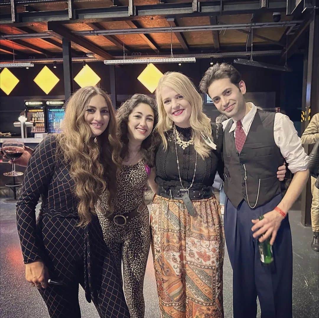 キティー・デイジー＆ルイスのインスタグラム：「So wonderful having @ellesbailey and her crew on the road with us, catch her smashing the opening set at all our remaining German dates:  23/4 HAMBURG (SOLD OUT) 24/4 WOLFSBURG 25/4 MÜNCHEN 26/4 NÜRNBERG 27/4 FRANKFURT 28/4 BERLIN (SOLD OUT)  Tickets: kittydaisyandlewis.com/shows  #kittydaisyandlewis #ellesbailey #germany」