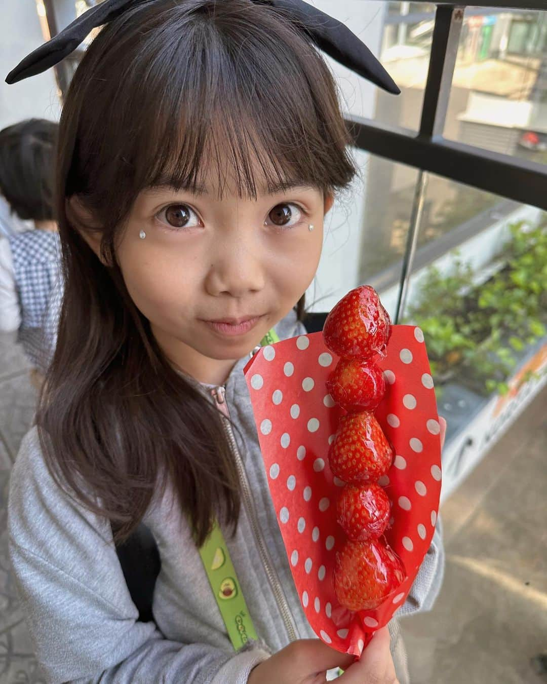 ともみさんのインスタグラム写真 - (ともみInstagram)「. いちご飴🍓❤️ . . . 明日からも一週間がんばりましょ〜〜❁︎ . #いちご飴 #大好き #js4」4月23日 20時08分 - yuzu_haru_18