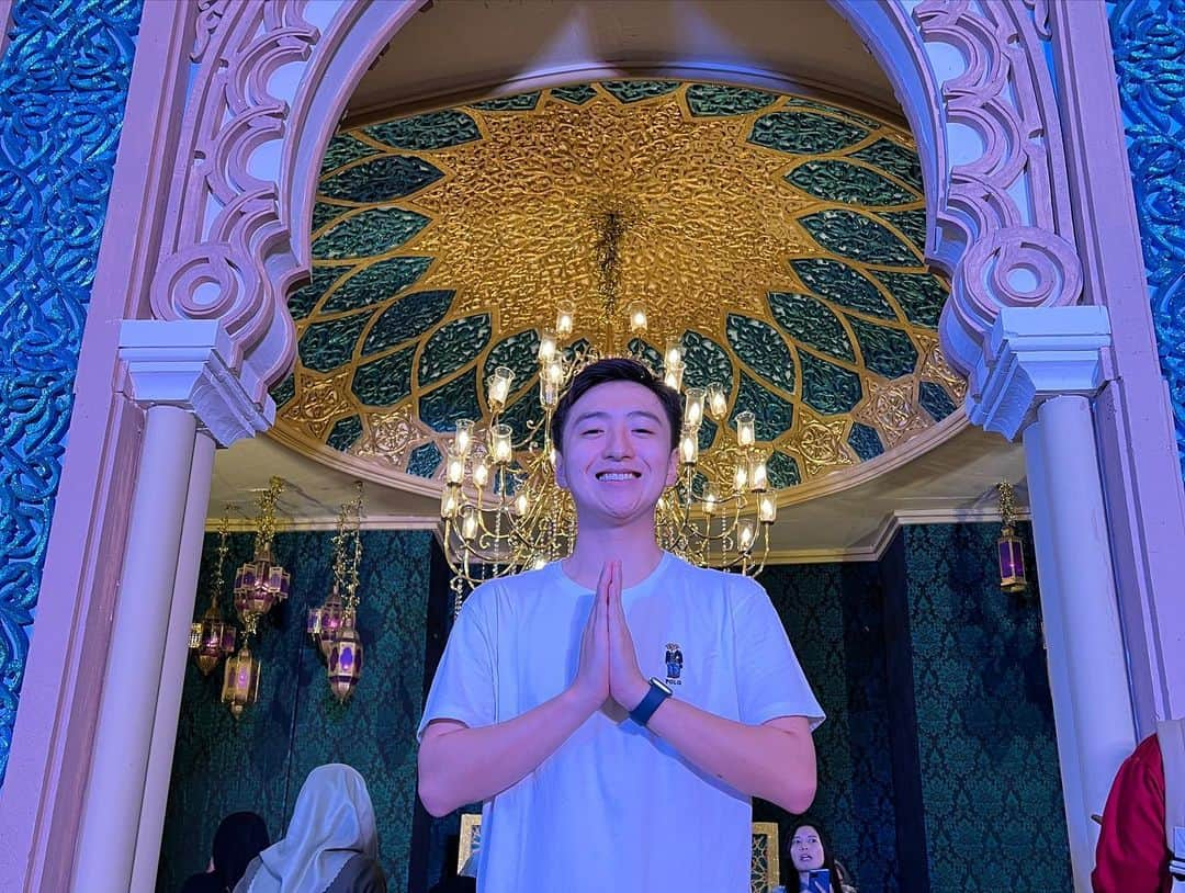 坂崎裕介さんのインスタグラム写真 - (坂崎裕介Instagram)「SELAMAT IDUL FITRI GUYS🙌 mohon maaf lahir dan batin🙏☺️ lumayan lambat postingnya😅  Kalian guys!!! Lebarannya gimana ya🤩 bisa menikmati gak??? Semoga menikmati waktu keluarga atau teman2 😆  BTW, kemarin aku bisa ketemu orang jepang di 🇮🇩. Ada banyak yg pertama kali salam kenal. Jadi aku super excited. Jadi mau ketemu lagi langsung🤝 aku bisa menikmati lebaran ya👍 makasih banyak🙌  #lebaran#selamatidulfitri#mohonmaaflahirbatin#wasedaboys#yusuke」4月23日 20時01分 - skzk_yusuke