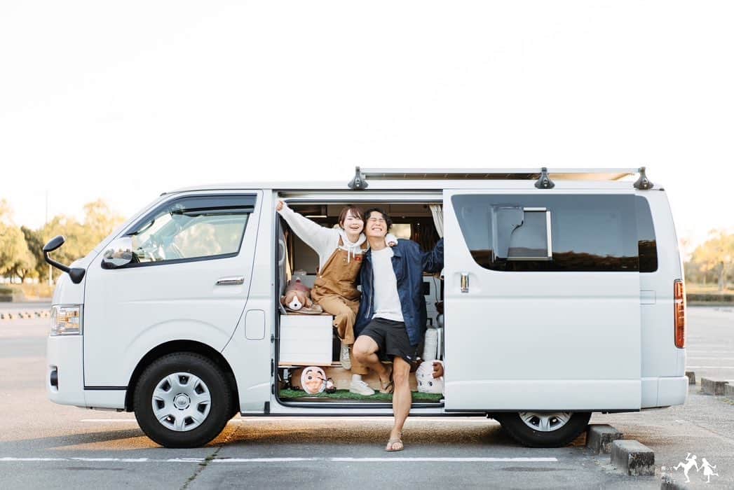 あーちゃんさんのインスタグラム写真 - (あーちゃんInstagram)「【日本一周達成！！】  ふたりで日本一周の旅しよう！と決めてから4年、 ついに地元愛知県にてゴールしました！！！🎉🎉🎉  この4年間、 本当に沢山のことがありました。 彼氏がやっと世界を回って帰ってきたかと思えば 今度はふたりで日本を周ろう！！と誘われて初めての同棲は2.5畳の軽トラの上、 超遠距離恋愛から急に超近距離恋愛。 自分とは無縁だと思っていたYouTubeをふたりでしたいと切り出された時も本当にびっくりしたなぁ笑 やっと旅にも慣れて折り返し地点に来たと思ったらコロナ禍になって中断。 みんな先が見えなくて、とても不安な日々だったと思う。 再出発するのに2年もの月日がかかりました。 最愛の愛犬を亡くしたりプロポーズをされたり、ようやく再開した西日本も忙しない毎日だったな  あんなに怖がってたYouTubeは、気付けば信じられないくらいたくさんの人に観てもらっているチャンネルに成長しました。 たくさんの人が地元のおすすめスポットを教えてくれたりリプで応援してくれたり本当に励みになりました。 本当に本当に本当に！！ ありがとうございます🙇‍♂️🙇‍♀️  日本中に大好きな場所やグルメ、大切な人たちができて、 凝り固まったモノの考え方や見方も少しずつ変わってきて 私の中ではとても意味がある、これから先の人生も豊かにしてくれる大切で忘れられない旅になりました。  これにて日本一周編・完結！！！！！🎉🎉 最後まで私たちと一緒に旅してくれてありがとうございました！！！！」4月23日 20時02分 - akari.k22