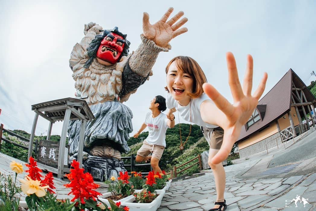 あーちゃんさんのインスタグラム写真 - (あーちゃんInstagram)「【日本一周達成！！】  ふたりで日本一周の旅しよう！と決めてから4年、 ついに地元愛知県にてゴールしました！！！🎉🎉🎉  この4年間、 本当に沢山のことがありました。 彼氏がやっと世界を回って帰ってきたかと思えば 今度はふたりで日本を周ろう！！と誘われて初めての同棲は2.5畳の軽トラの上、 超遠距離恋愛から急に超近距離恋愛。 自分とは無縁だと思っていたYouTubeをふたりでしたいと切り出された時も本当にびっくりしたなぁ笑 やっと旅にも慣れて折り返し地点に来たと思ったらコロナ禍になって中断。 みんな先が見えなくて、とても不安な日々だったと思う。 再出発するのに2年もの月日がかかりました。 最愛の愛犬を亡くしたりプロポーズをされたり、ようやく再開した西日本も忙しない毎日だったな  あんなに怖がってたYouTubeは、気付けば信じられないくらいたくさんの人に観てもらっているチャンネルに成長しました。 たくさんの人が地元のおすすめスポットを教えてくれたりリプで応援してくれたり本当に励みになりました。 本当に本当に本当に！！ ありがとうございます🙇‍♂️🙇‍♀️  日本中に大好きな場所やグルメ、大切な人たちができて、 凝り固まったモノの考え方や見方も少しずつ変わってきて 私の中ではとても意味がある、これから先の人生も豊かにしてくれる大切で忘れられない旅になりました。  これにて日本一周編・完結！！！！！🎉🎉 最後まで私たちと一緒に旅してくれてありがとうございました！！！！」4月23日 20時02分 - akari.k22