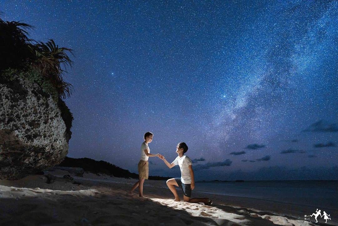 あーちゃんさんのインスタグラム写真 - (あーちゃんInstagram)「【日本一周達成！！】  ふたりで日本一周の旅しよう！と決めてから4年、 ついに地元愛知県にてゴールしました！！！🎉🎉🎉  この4年間、 本当に沢山のことがありました。 彼氏がやっと世界を回って帰ってきたかと思えば 今度はふたりで日本を周ろう！！と誘われて初めての同棲は2.5畳の軽トラの上、 超遠距離恋愛から急に超近距離恋愛。 自分とは無縁だと思っていたYouTubeをふたりでしたいと切り出された時も本当にびっくりしたなぁ笑 やっと旅にも慣れて折り返し地点に来たと思ったらコロナ禍になって中断。 みんな先が見えなくて、とても不安な日々だったと思う。 再出発するのに2年もの月日がかかりました。 最愛の愛犬を亡くしたりプロポーズをされたり、ようやく再開した西日本も忙しない毎日だったな  あんなに怖がってたYouTubeは、気付けば信じられないくらいたくさんの人に観てもらっているチャンネルに成長しました。 たくさんの人が地元のおすすめスポットを教えてくれたりリプで応援してくれたり本当に励みになりました。 本当に本当に本当に！！ ありがとうございます🙇‍♂️🙇‍♀️  日本中に大好きな場所やグルメ、大切な人たちができて、 凝り固まったモノの考え方や見方も少しずつ変わってきて 私の中ではとても意味がある、これから先の人生も豊かにしてくれる大切で忘れられない旅になりました。  これにて日本一周編・完結！！！！！🎉🎉 最後まで私たちと一緒に旅してくれてありがとうございました！！！！」4月23日 20時02分 - akari.k22