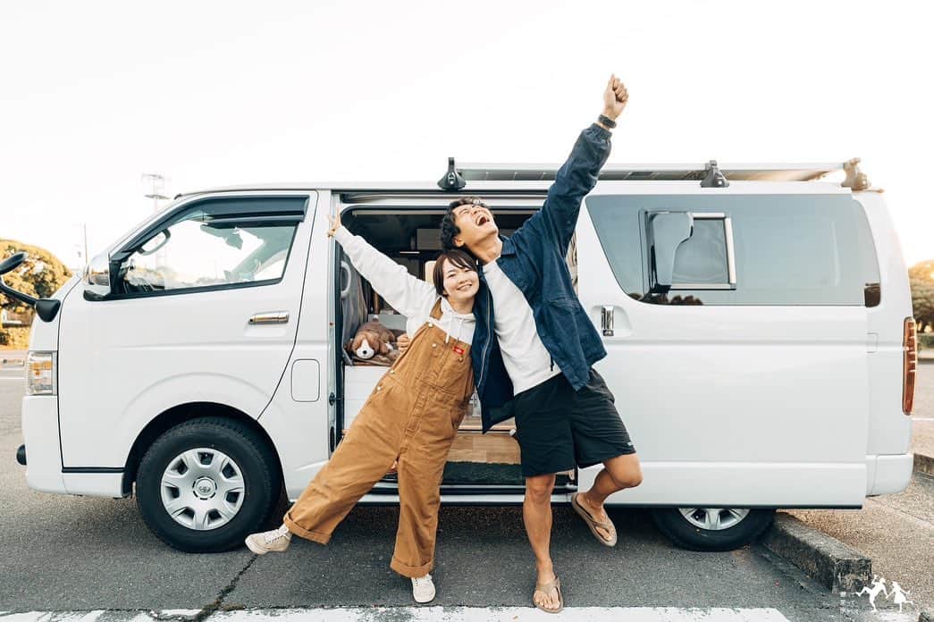 あーちゃんさんのインスタグラム写真 - (あーちゃんInstagram)「【日本一周達成！！】  ふたりで日本一周の旅しよう！と決めてから4年、 ついに地元愛知県にてゴールしました！！！🎉🎉🎉  この4年間、 本当に沢山のことがありました。 彼氏がやっと世界を回って帰ってきたかと思えば 今度はふたりで日本を周ろう！！と誘われて初めての同棲は2.5畳の軽トラの上、 超遠距離恋愛から急に超近距離恋愛。 自分とは無縁だと思っていたYouTubeをふたりでしたいと切り出された時も本当にびっくりしたなぁ笑 やっと旅にも慣れて折り返し地点に来たと思ったらコロナ禍になって中断。 みんな先が見えなくて、とても不安な日々だったと思う。 再出発するのに2年もの月日がかかりました。 最愛の愛犬を亡くしたりプロポーズをされたり、ようやく再開した西日本も忙しない毎日だったな  あんなに怖がってたYouTubeは、気付けば信じられないくらいたくさんの人に観てもらっているチャンネルに成長しました。 たくさんの人が地元のおすすめスポットを教えてくれたりリプで応援してくれたり本当に励みになりました。 本当に本当に本当に！！ ありがとうございます🙇‍♂️🙇‍♀️  日本中に大好きな場所やグルメ、大切な人たちができて、 凝り固まったモノの考え方や見方も少しずつ変わってきて 私の中ではとても意味がある、これから先の人生も豊かにしてくれる大切で忘れられない旅になりました。  これにて日本一周編・完結！！！！！🎉🎉 最後まで私たちと一緒に旅してくれてありがとうございました！！！！」4月23日 20時02分 - akari.k22