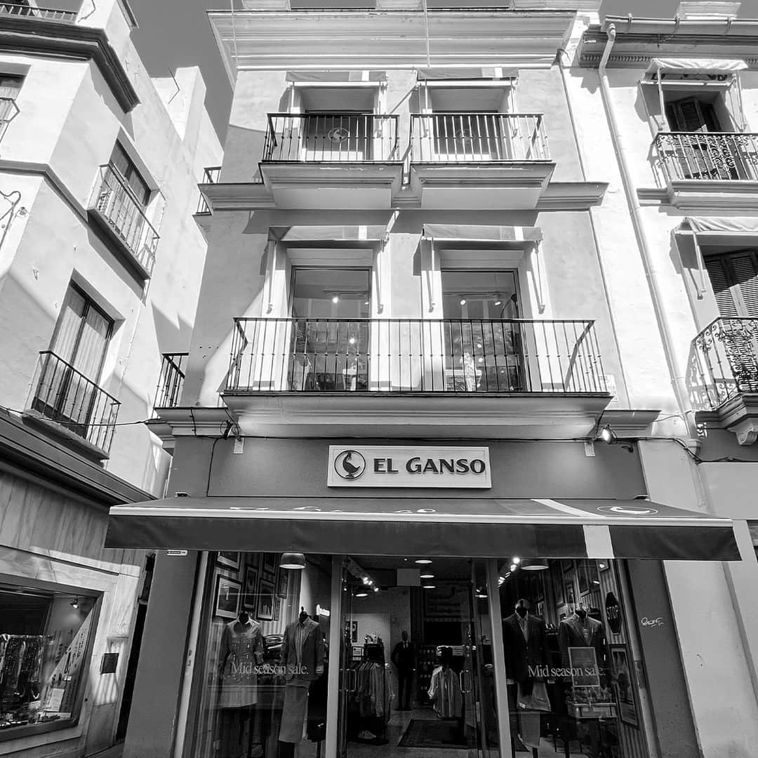 エルガンソのインスタグラム：「Una de nuestras tiendas en #Sevilla ubicada en #Sierpes. (También puedes encontrarnos en el centro comercial de Lagoh)   One of our stores in #Seville located in #Sierpes. (We have an other store in the Lagoh Mall)」