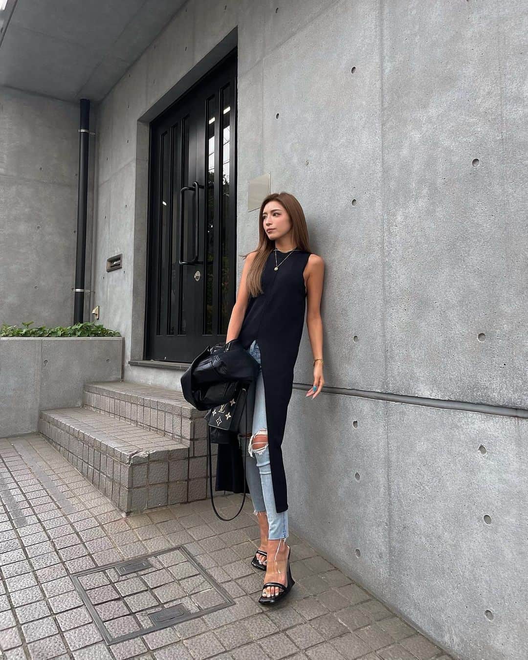 MIWAのインスタグラム：「#ootd ..📝🩶 ㅤㅤㅤㅤㅤㅤㅤㅤㅤㅤㅤㅤㅤ ㅤㅤㅤㅤㅤㅤㅤㅤㅤㅤㅤㅤㅤ お気に入りが詰まったコーデ✌︎ シンプルが大好きなんだけど こーゆうコーデが個人的に好き🫶🏼 質問たくさんあったのでup💭 (2枚目にタグつけてます📌) ㅤㅤㅤㅤㅤㅤㅤㅤㅤㅤㅤㅤㅤ SHEINのヒールサンダルは もう形がドツボすぎて即買いw ヒール高めだけど安定感ある❤️‍🔥 (ID : 11357871 )完売中だった😢  ㅤㅤㅤㅤㅤㅤㅤㅤㅤㅤㅤㅤㅤ デニムは4年前とかのriendaの🥺 働いてた時沢山買ってたな~💘💭 riendaのスキニーが断トツすき。 脚長&美脚&ストレッチ&型崩れ無し。 今はあまり売ってないかもだけど メルカリとかでも売ってる！笑 ㅤㅤㅤㅤㅤㅤㅤㅤㅤㅤㅤㅤㅤ #モノトーンコーデ #スキニー#デニムコーデ #大人コーデ#シンプルコーデ #shein#shein購入品#louisvuitton  #zara#プチプラ#プチプラコーデ」