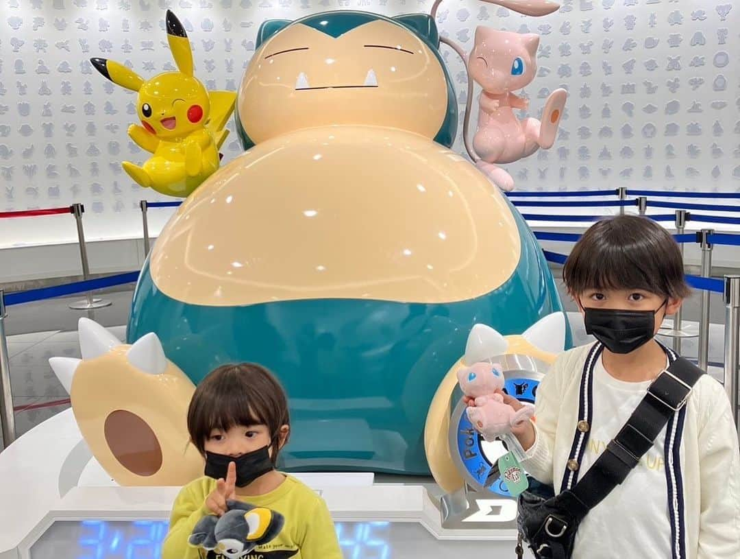 佐藤遙灯さんのインスタグラム写真 - (佐藤遙灯Instagram)「・ 👦🧒 ・ #ポケモンカフェ #行ってきました #自分たちのおこづかいで買ったぬいぐるみ #連れて一緒に行ったよ #ミュウ #エモンガ #ピカチュウ と #一緒にダンスしたよ #また行きたいな #はるたす #今日はたすく多め #写真たくさん撮ったので #残りはまた投稿します #パート2もおたのしみに #休日 #佐藤遙灯  #スペースクラフト #スペースクラフトジュニア」4月23日 20時03分 - sato_haruto__official