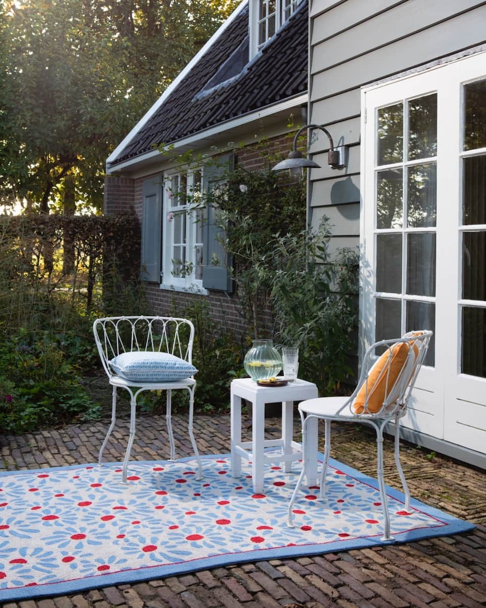 ローラアシュレイのインスタグラム：「As spring is fastly approaching it's time to give your outdoor space a revamp. What better way to dress your space than a colourful outdoor rug?⁣ ⁣ Choose your favourite print inspired by the Laura Ashley archive, from our new Outdoor Rug Collection.⁣ ⁣ Now available on lauraashley.com and @nextofficial」