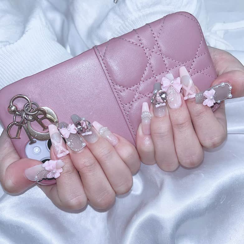 兎凪さやかのインスタグラム：「天才ネイル💅❤︎ さいきょうにかわいい、、 ちゃっかりpiumさんカラーなんだー❤︎ あおいさんがしてくれるネイルが世界で一番すき  #ネイル #ネイルデザイン #ピンクネイル」