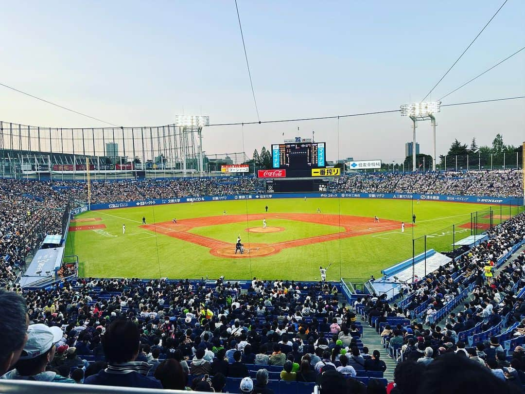 柳田将洋さんのインスタグラム写真 - (柳田将洋Instagram)「【⚾️⚾️⚾️】  野球センスのカケラもない私ですが ボールは何とか届きました。  いつも館内で競技をやっているので あんなに開けたところ会場の雰囲気と涼しい風が吹いていて気持ちが良かったです。  これを機に野球ファンの皆様も是非バレーボールの観戦に来てくれたら嬉しいですね💭  貴重な機会をいただき、 ありがとうございました。  #神宮球場 #ド緊張 #当日直前だけ練習 #逆に全くせずで開き直り」4月23日 20時06分 - masahiro.8.0706