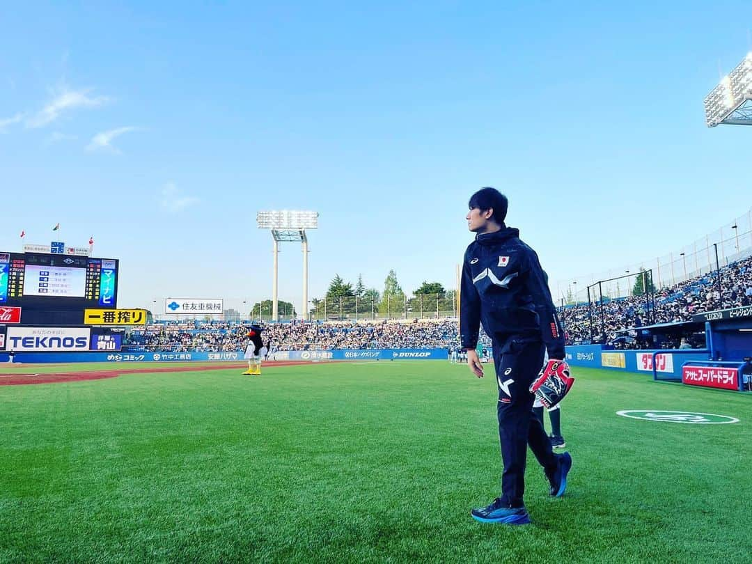 柳田将洋のインスタグラム：「【⚾️⚾️⚾️】  野球センスのカケラもない私ですが ボールは何とか届きました。  いつも館内で競技をやっているので あんなに開けたところ会場の雰囲気と涼しい風が吹いていて気持ちが良かったです。  これを機に野球ファンの皆様も是非バレーボールの観戦に来てくれたら嬉しいですね💭  貴重な機会をいただき、 ありがとうございました。  #神宮球場 #ド緊張 #当日直前だけ練習 #逆に全くせずで開き直り」