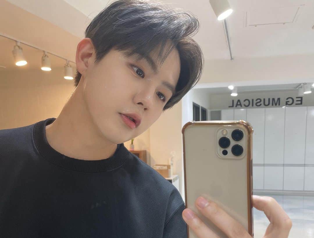 インジュン のインスタグラム：「거울~🤭 かがみ~🤭」