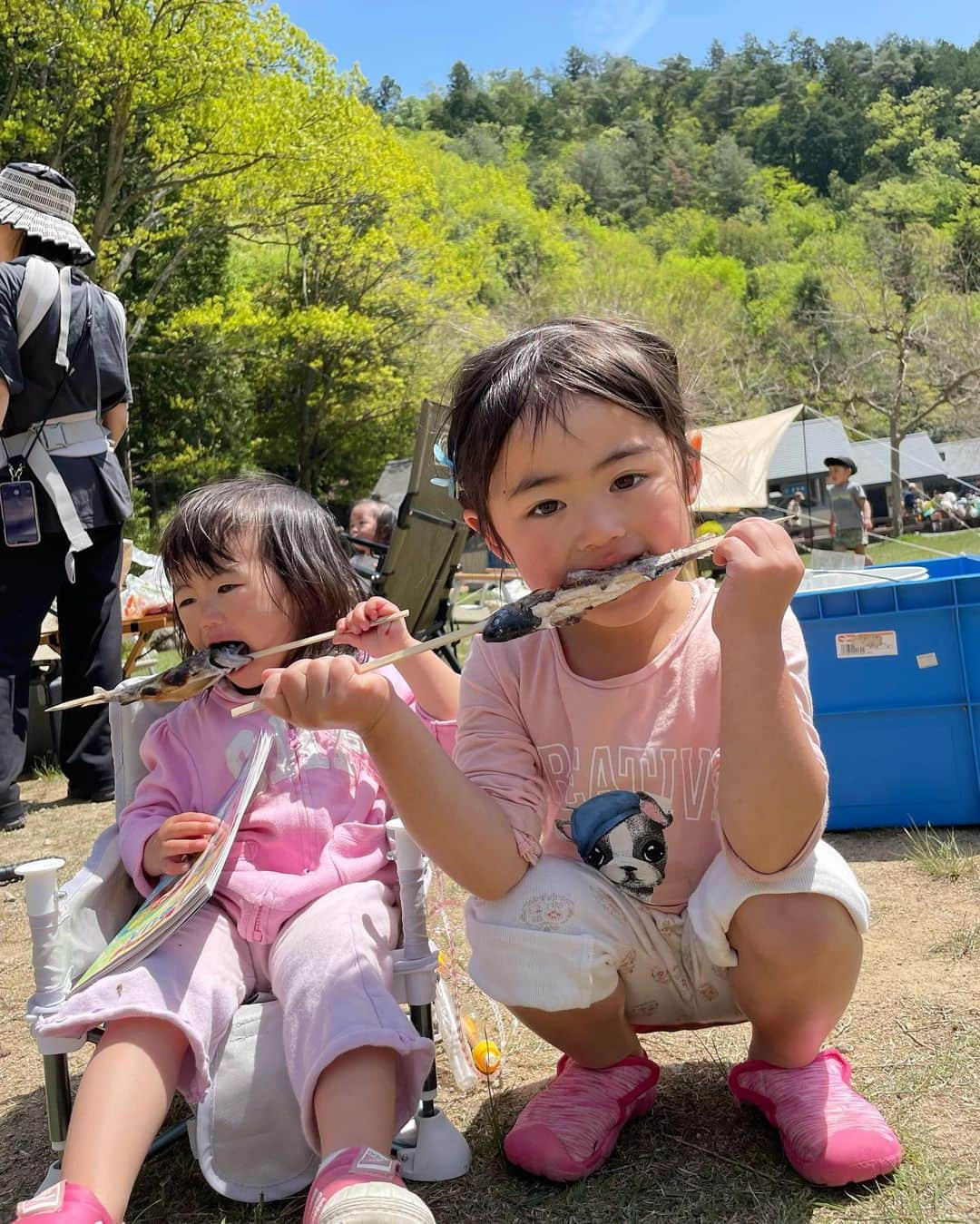 川畑ありさのインスタグラム：「キャンプの季節到来🏕♡ 今年初キャンプは5家族でグルキャン♡  初日は過去1の暴風味わったけどw 最高に楽しすぎた~☺️❤️  我が家は休日とにかくお出かけ&アウトドアが多いので、虫除けが必須なんやけど(キャンプは特に！！)  子供も大人も兼用できる @mamafy_jp のものを使っててホンマにおすすめ！！  とにかく塗りやすくて白くならず肌に馴染むし敏感肌でも大丈夫やから、赤ちゃんも使えて🙆‍♀️  これ使うまでスプレータイプだったけど、クリーム使い出したら圧倒的にクリーム派になった🥹  スプレーより断然肌に良く感じる😭 紫外線吸収剤も不使用やし◎  お出かけカバンに常に常備してる✨  今年もいっぱいキャンプ行きたいなーー😮‍💨💕  #キャンプ#女の子#女の子ママ#ファミリーキャンプ #ファミキャン#グルキャン  #Mamafy #ママフィ #予防スキンケア #キトバリア #敏感肌」