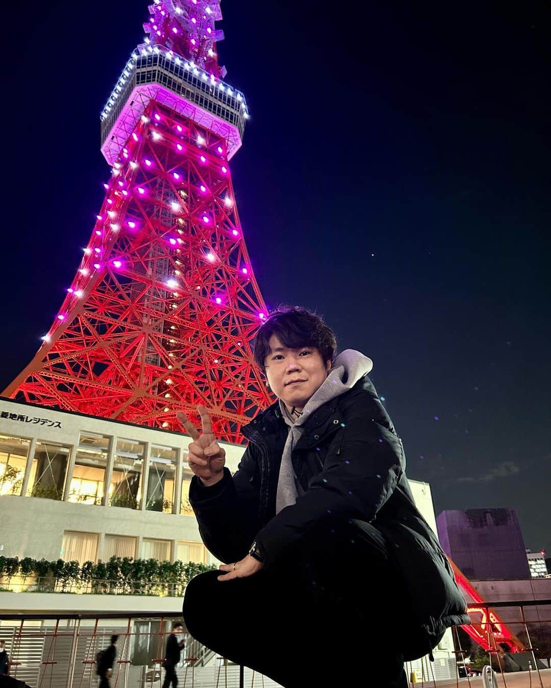 乙杉和平のインスタグラム：「東京タワー大好きなんですけど、この日は私の知っている朱色じゃなくて、ピンク×ホワイト色のライトアップでした。お美しい。  私、東京タワーはパワースポットだと勝手に思っています。東京タワーを見ると「東京でがんばっているんだなぁ。もっとがんばらねば！」と改めて思える場所です。  そして、パワースポットだけではなく、パワーストーンも好きなんですが、東京タワーの中にパワーストーンのガチャガチャが置いてあるお店「KLANKA Ginza Tokyo Tower」がありました！（写真撮るの忘れました🥲）  東京タワーの新たな見どころとして私の中で話題沸騰中です🔥皆さんも東京タワーに行った際はぜひ立ち寄ってみてください🗼💎  #俳優 #乙杉和平 #東京タワー #東京タワーの輝きが私に降り注いだ画像 #モデル #クリエイター #道産子  #aikoジャンキー #風民  #役者 #actor  #model  #演员  #배우#fashion #style #instafashion  #photography  #東京 #パワースポット#東京パワースポット #東京タワーが好き #東京タワー🗼 #東京タワーライトアップ #宝石ガチャ #誕生石 #東京タワーパワーストーン #klanka #klankaginza #tokyotower」