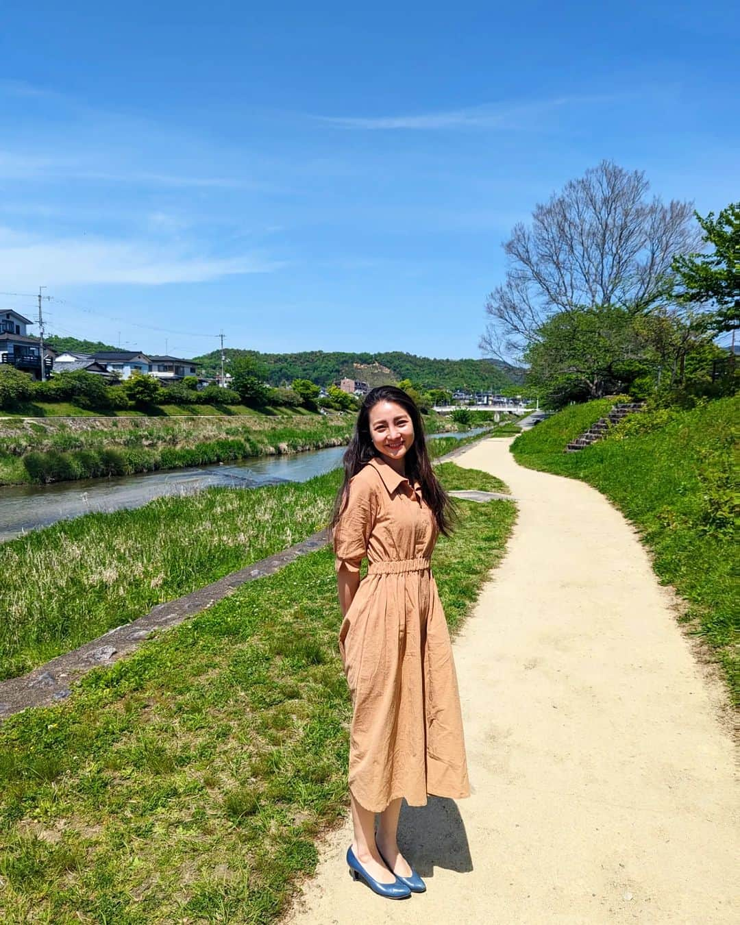 Hiromi Tomiiさんのインスタグラム写真 - (Hiromi TomiiInstagram)「こんばんわ😊 今日は鴨川散歩してラーメン食べに行きました◎ . 新しいことがまた一つ始まります!　サードプラネットの皆様、イートの皆様感謝でしかない🥺🥺🥺 学びの多い初夏となりそう😊 和が広がっていくのは嬉しいこと😊 動画では少しコケてるけど企画はコケないで頑張るぞぃ◎◎ . . お迎えした商品を載せておくね😊 @instyle365_jp シンプルファッションフェミニンPOLOネックAラインデートワンピース セール価格¥4,550 JPY 商品番号:0522  . https://www.instyle365.com . sponsored #instyle365  . . #京都祇園　#祇園　 #春コーデ　#スカートコーデ　#旅行コーデ #yoga#筋トレ#ダイエット#ボディーメイク #筋トレ女子#ダイエット仲間募集　 #京都　#kyoto  #kyotojapan　 #京都散歩」4月23日 20時17分 - hiromi.tomii